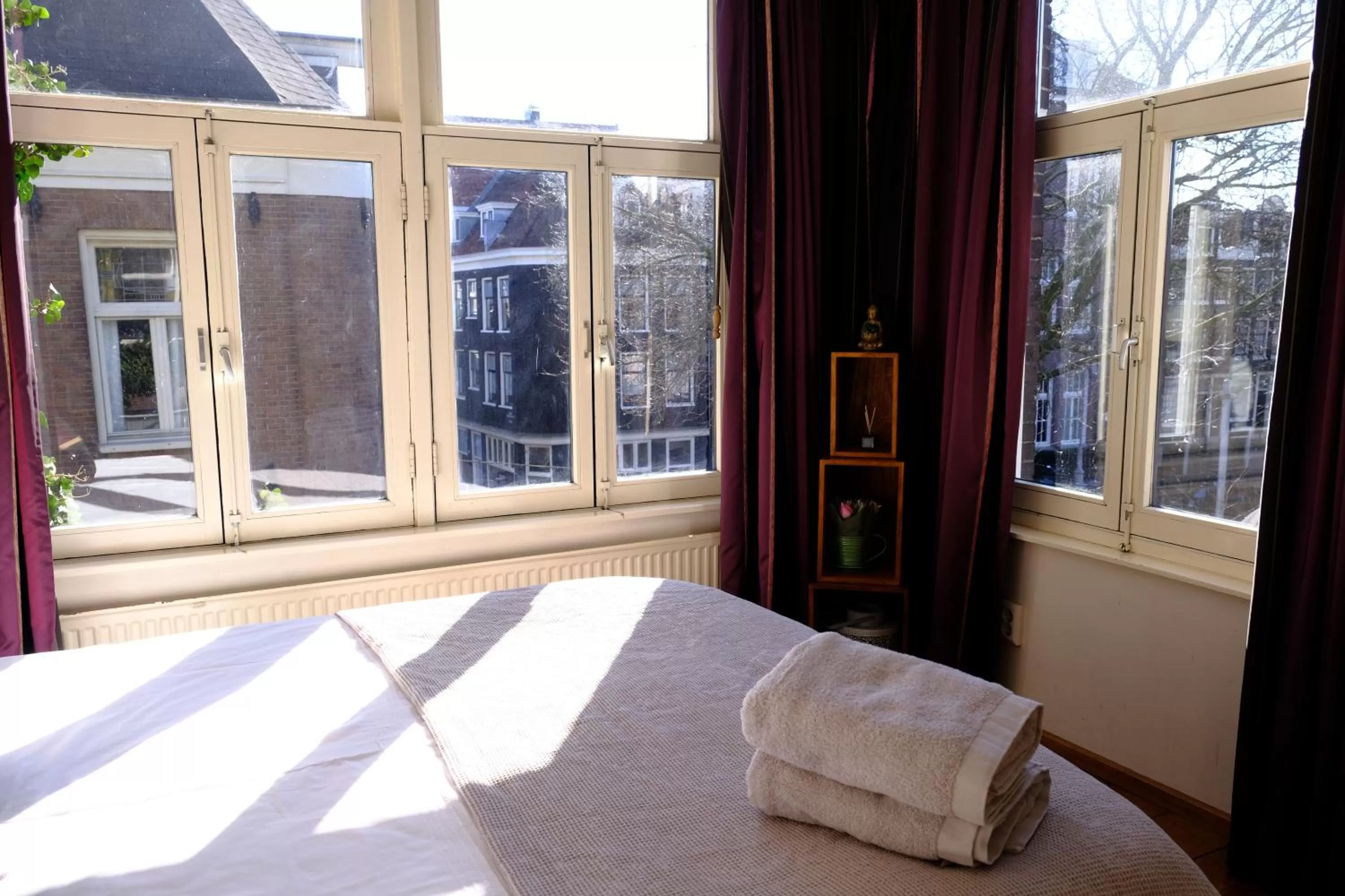 Bed in Eelhouse private studio