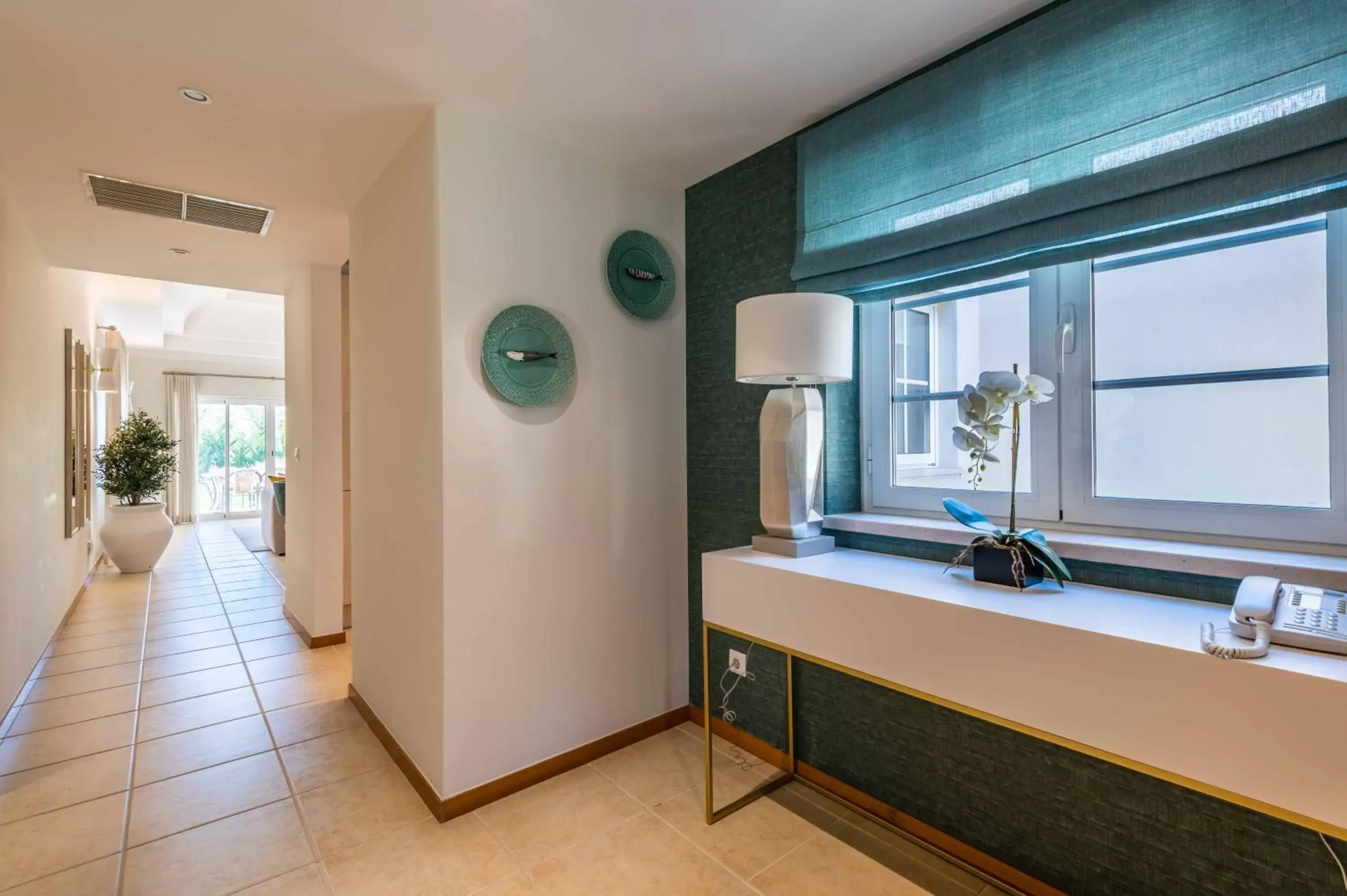 Living room, Bathroom in Vale d'Oliveiras Quinta Resort & Spa