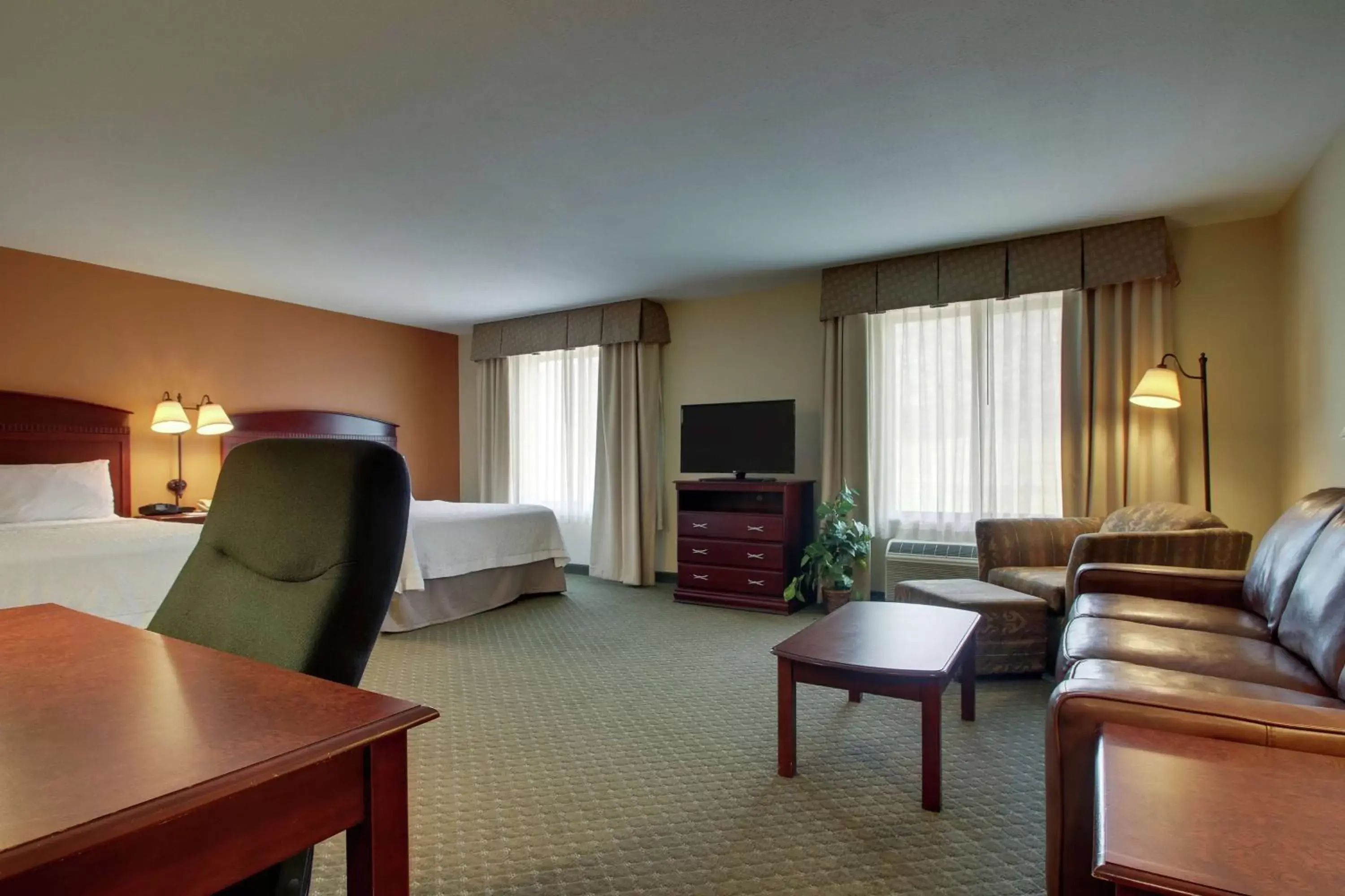 Bedroom, Seating Area in Hampton Inn & Suites Denver Littleton