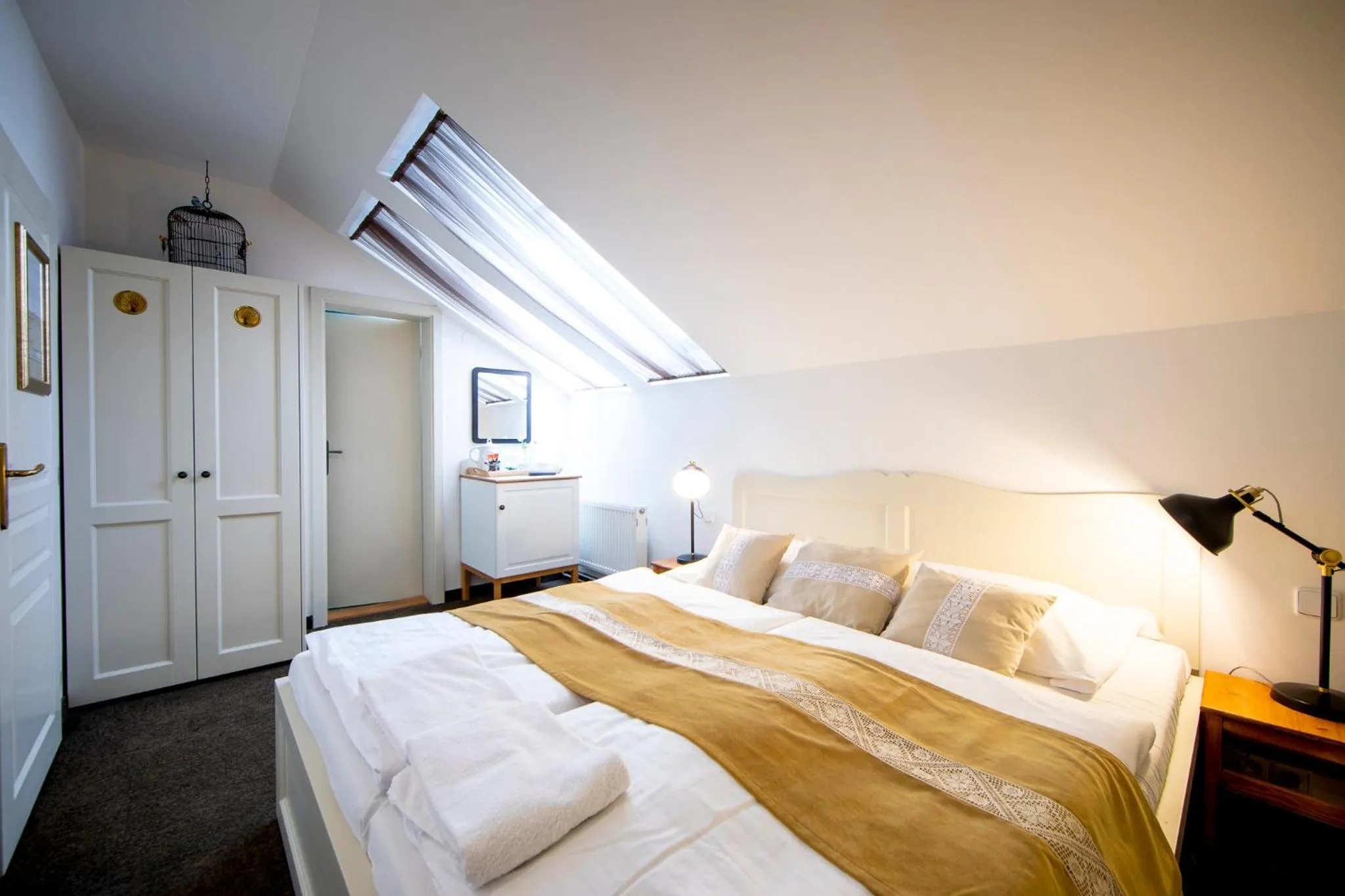 Bed in Sir Toby's Midtown