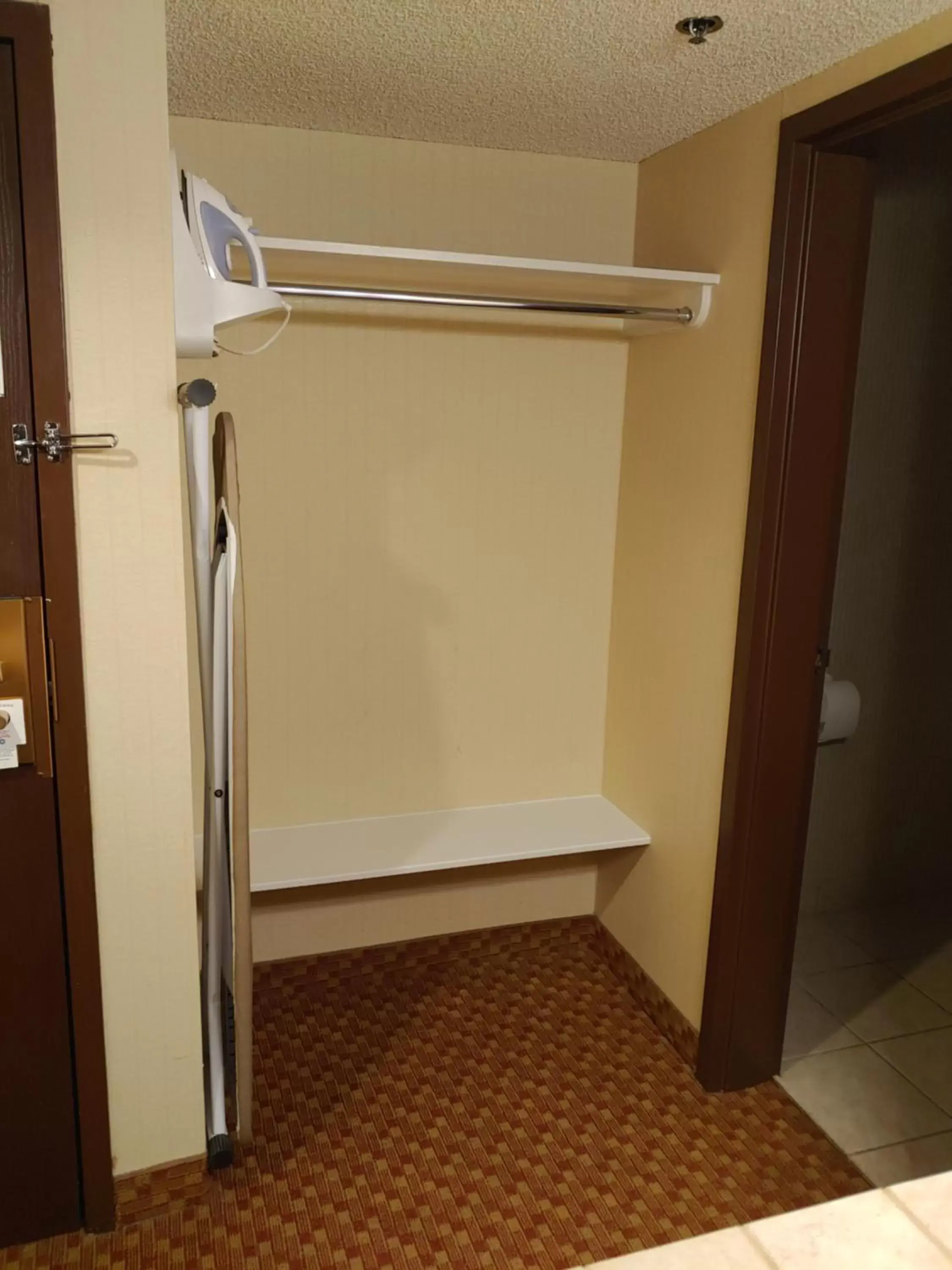 Deluxe King in SureStay Plus Hotel by Best Western Reno Airport Deluxe King in SureStay Plus Hotel by Best Western Reno Airport