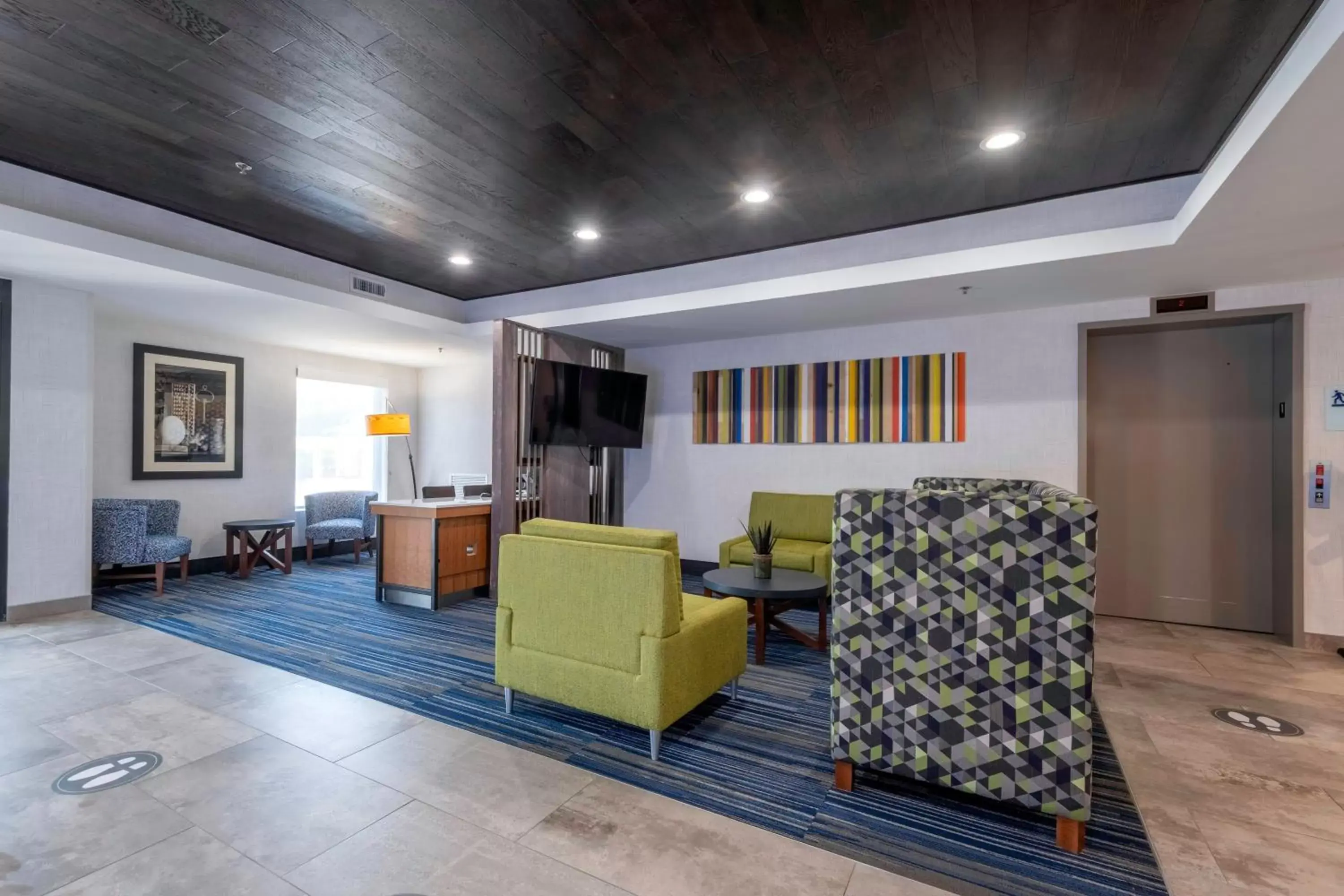 Lobby or reception, Seating Area in Holiday Inn Express Hotel & Suites Petersburg/Dinwiddie, an IHG Hotel