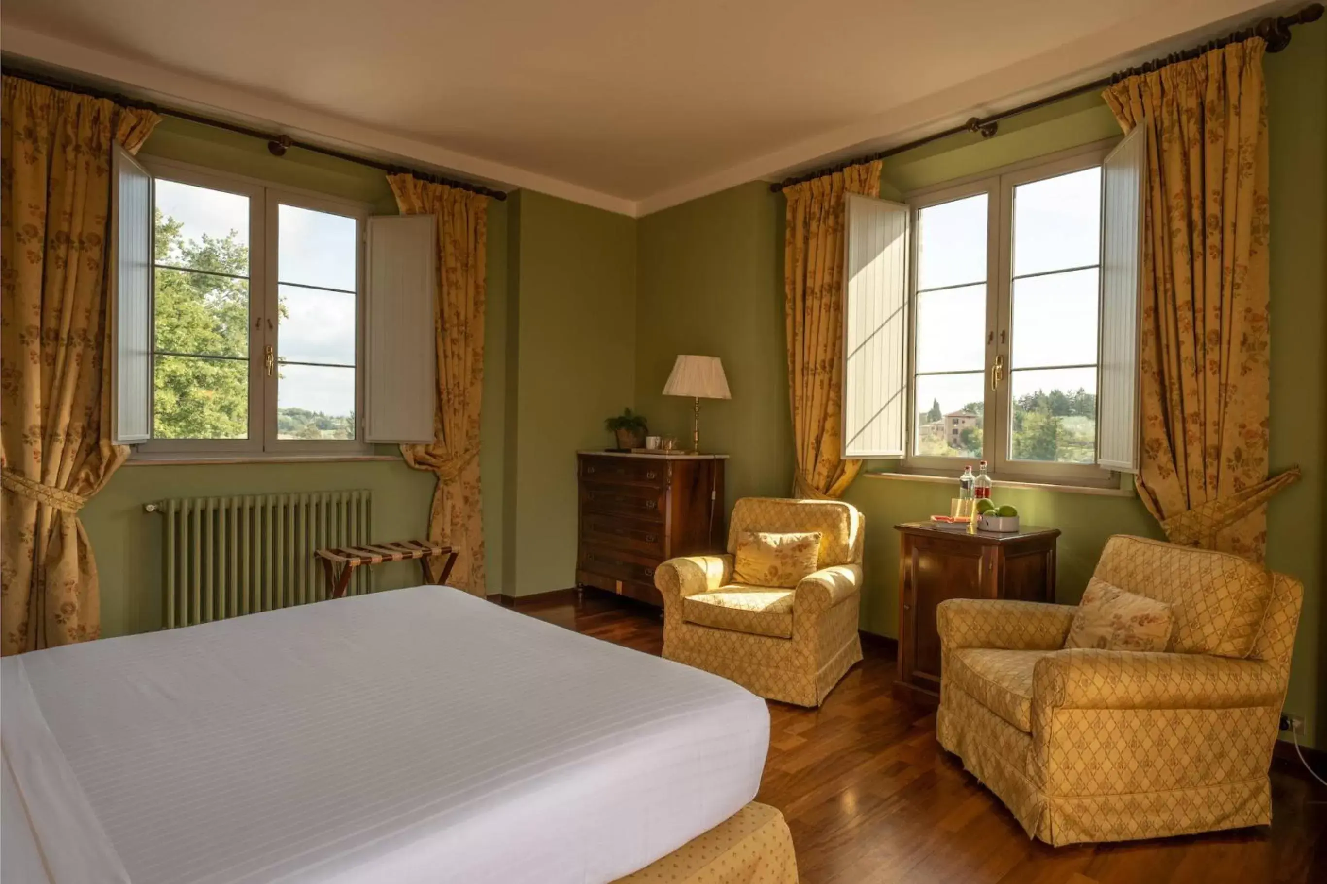 Bedroom in Hotel Certosa Di Maggiano