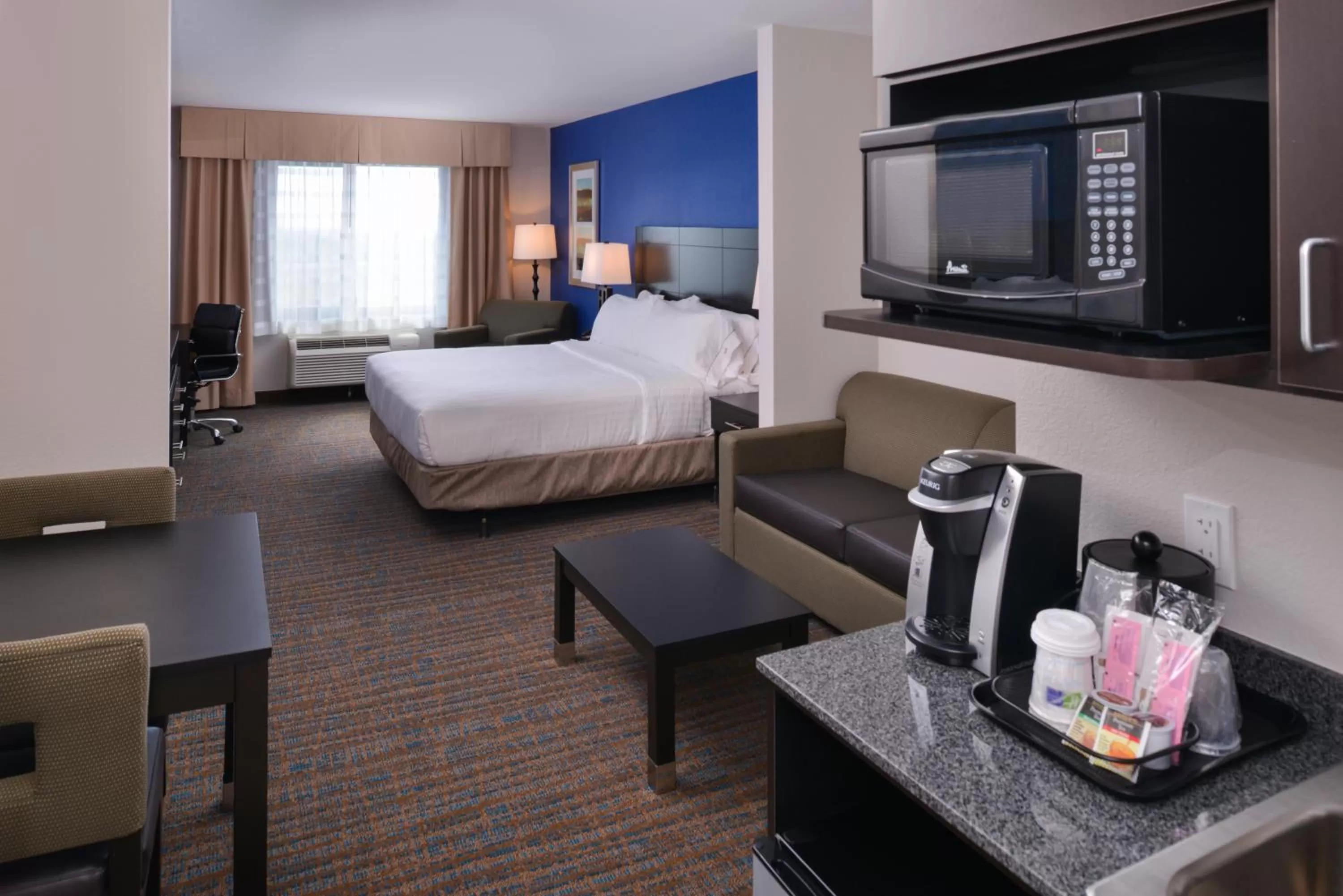 Photo of the whole room, Bed in Holiday Inn Express & Suites Bakersfield Airport by IHG