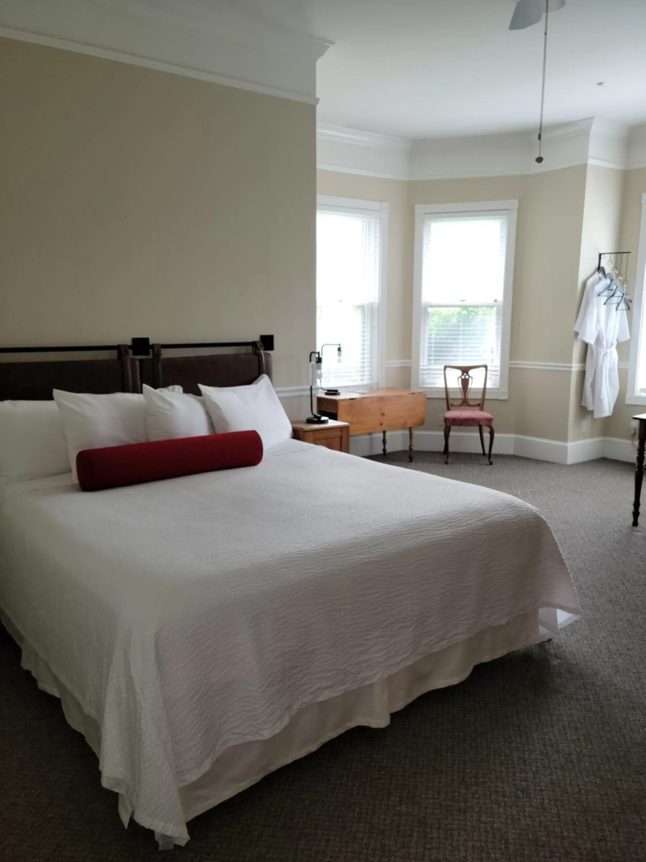 Superior King Room in The Inn at 161 Superior King Room in The Inn at 161