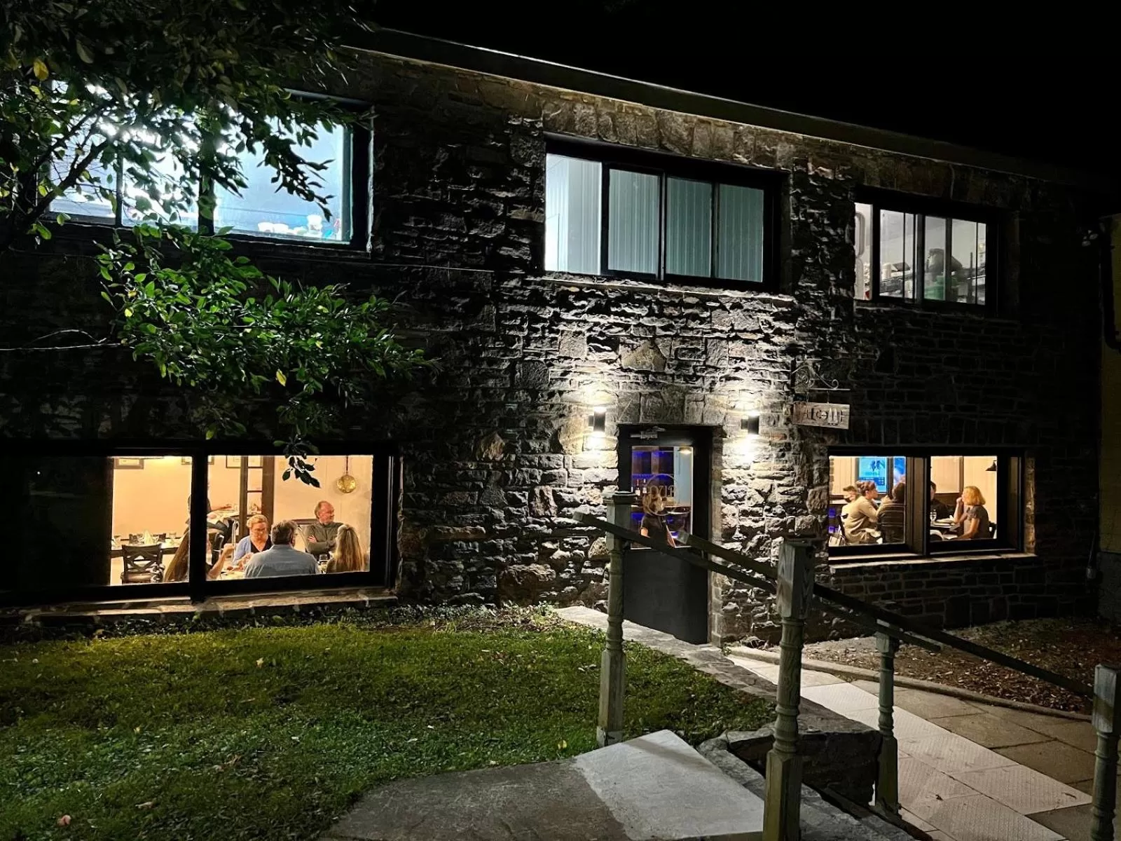 Restaurant/places to eat in Inn at the Falls