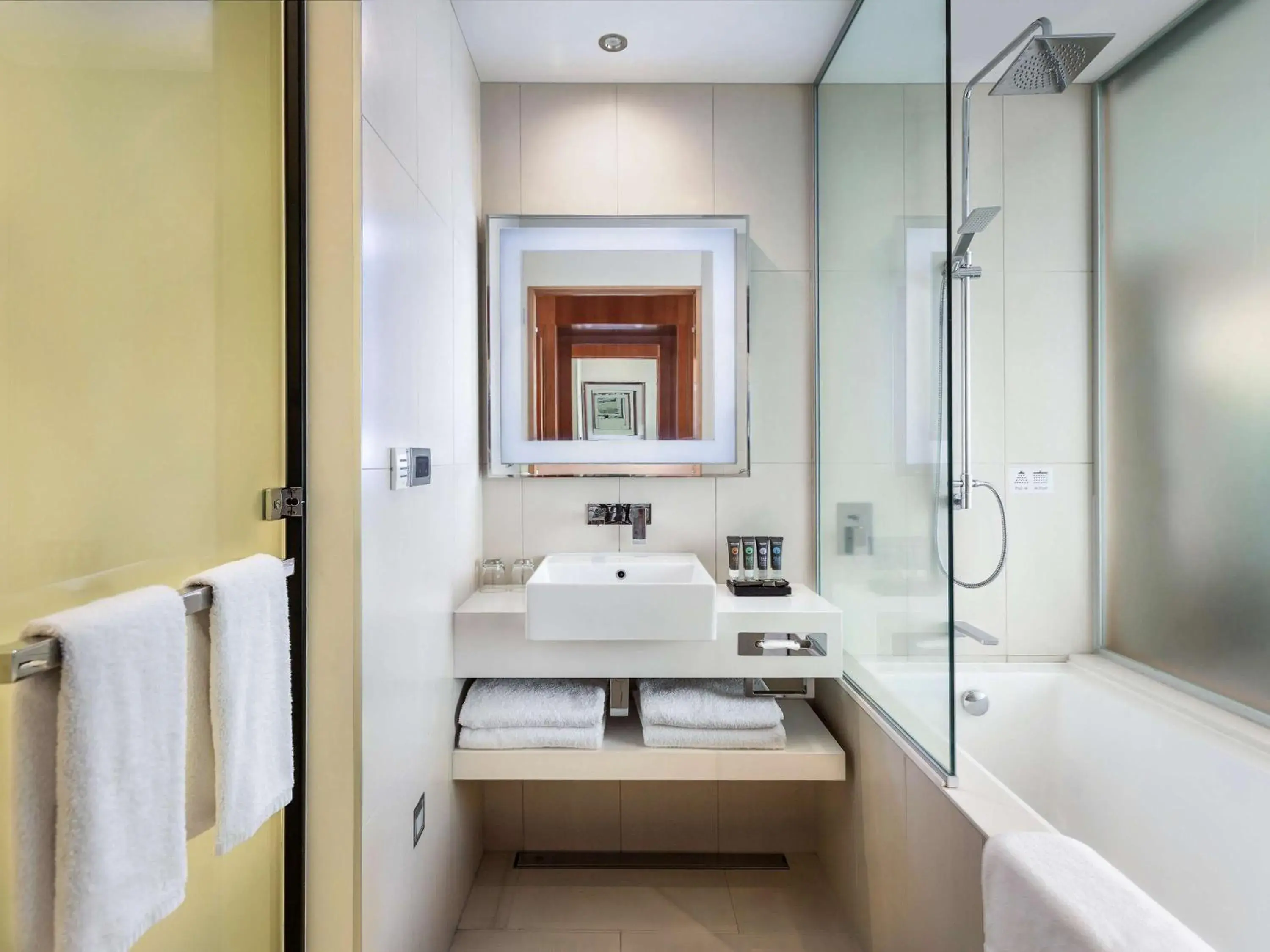 Photo of the whole room, Bathroom in Novotel Auckland Airport