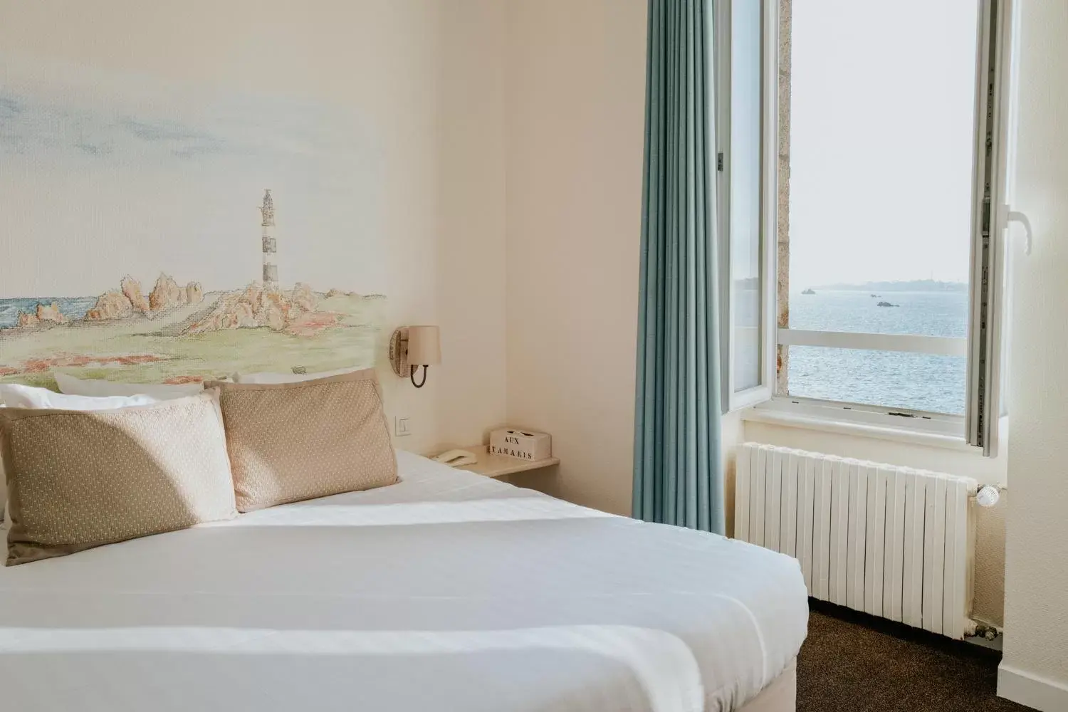 Bed in Hôtel Aux Tamaris - Vue Mer