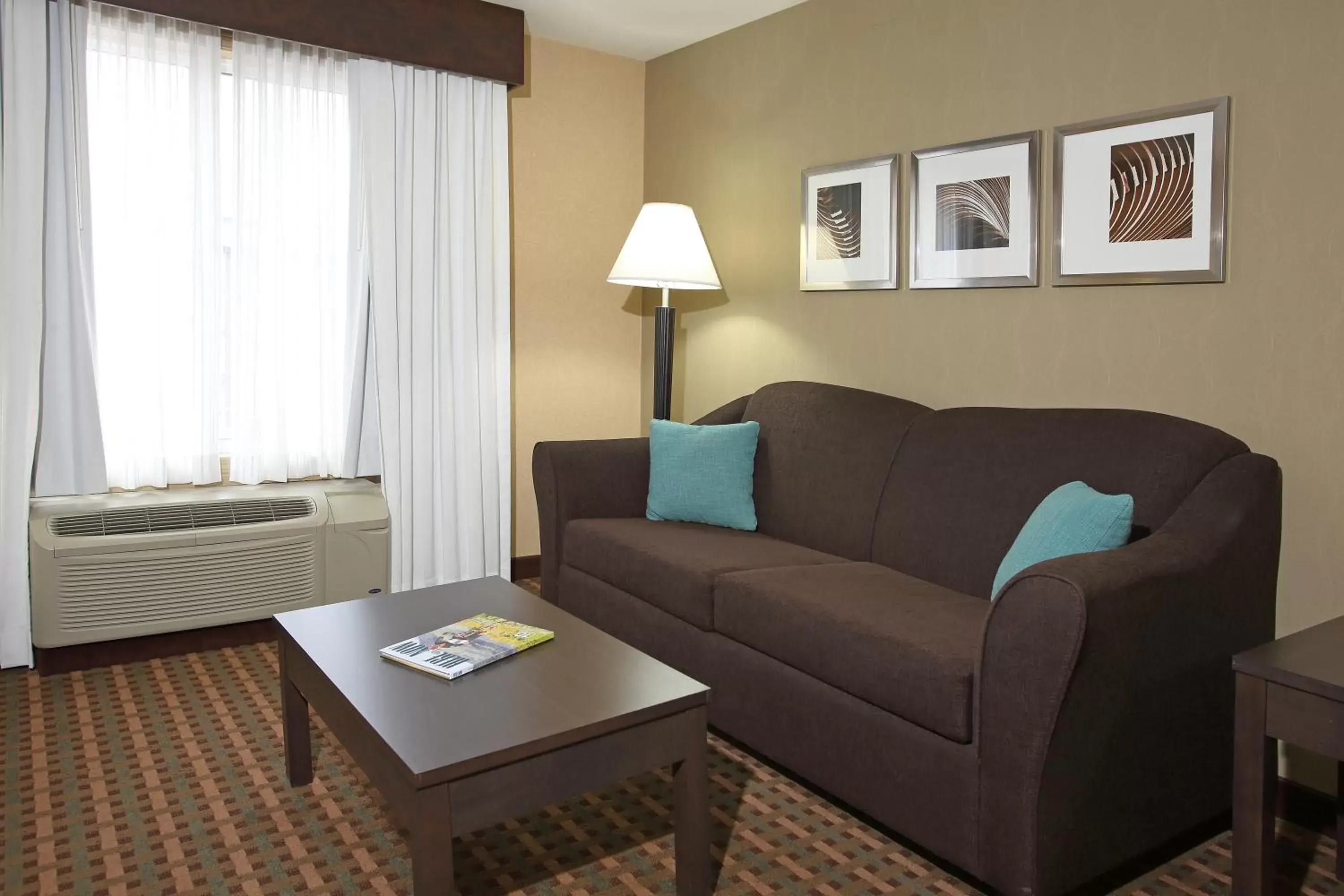 Photo of the whole room, Seating Area in Holiday Inn Express Hotel & Suites Vernon, an IHG Hotel
