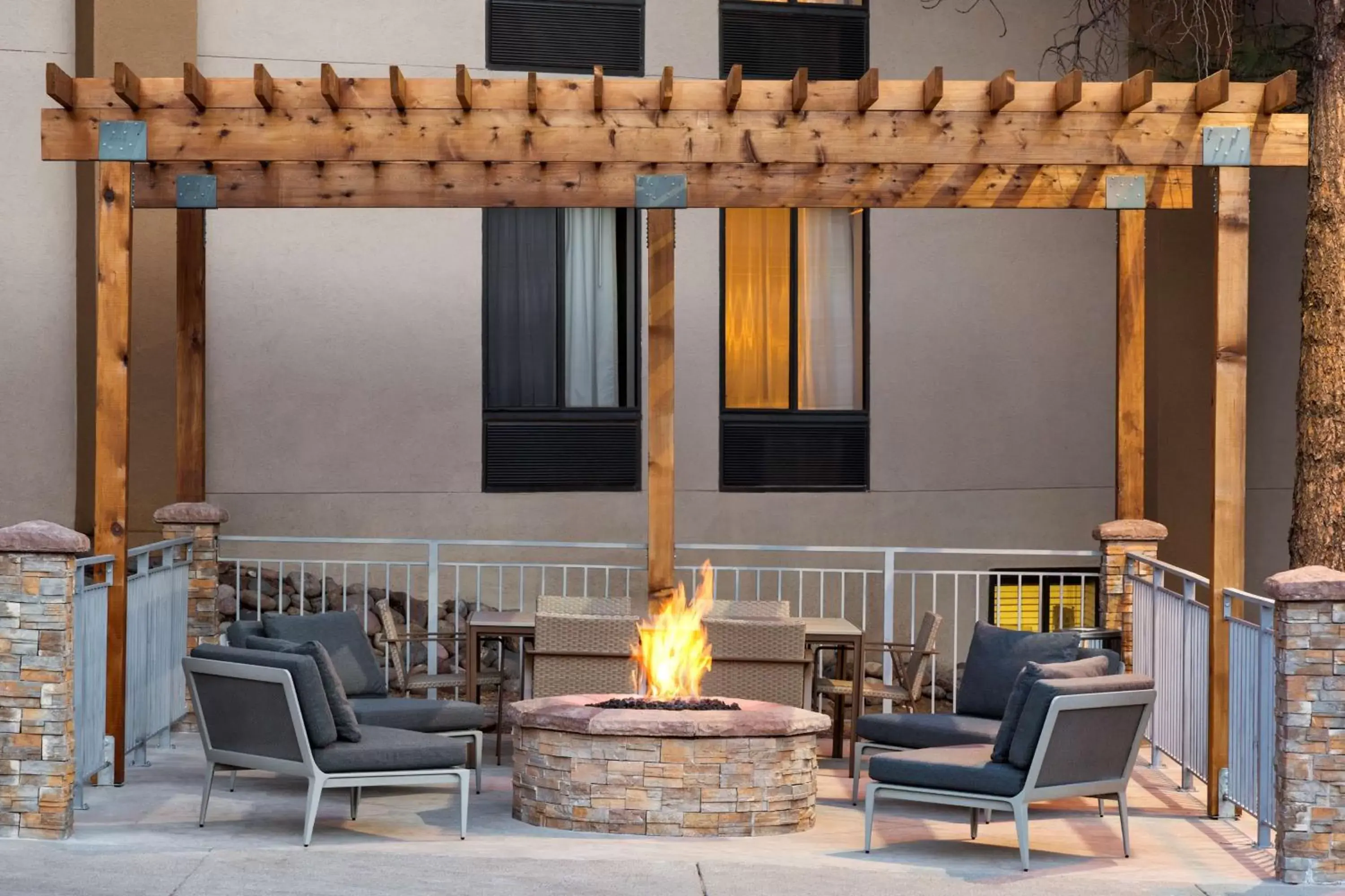 Patio in Country Inn & Suites by Radisson, Flagstaff, AZ