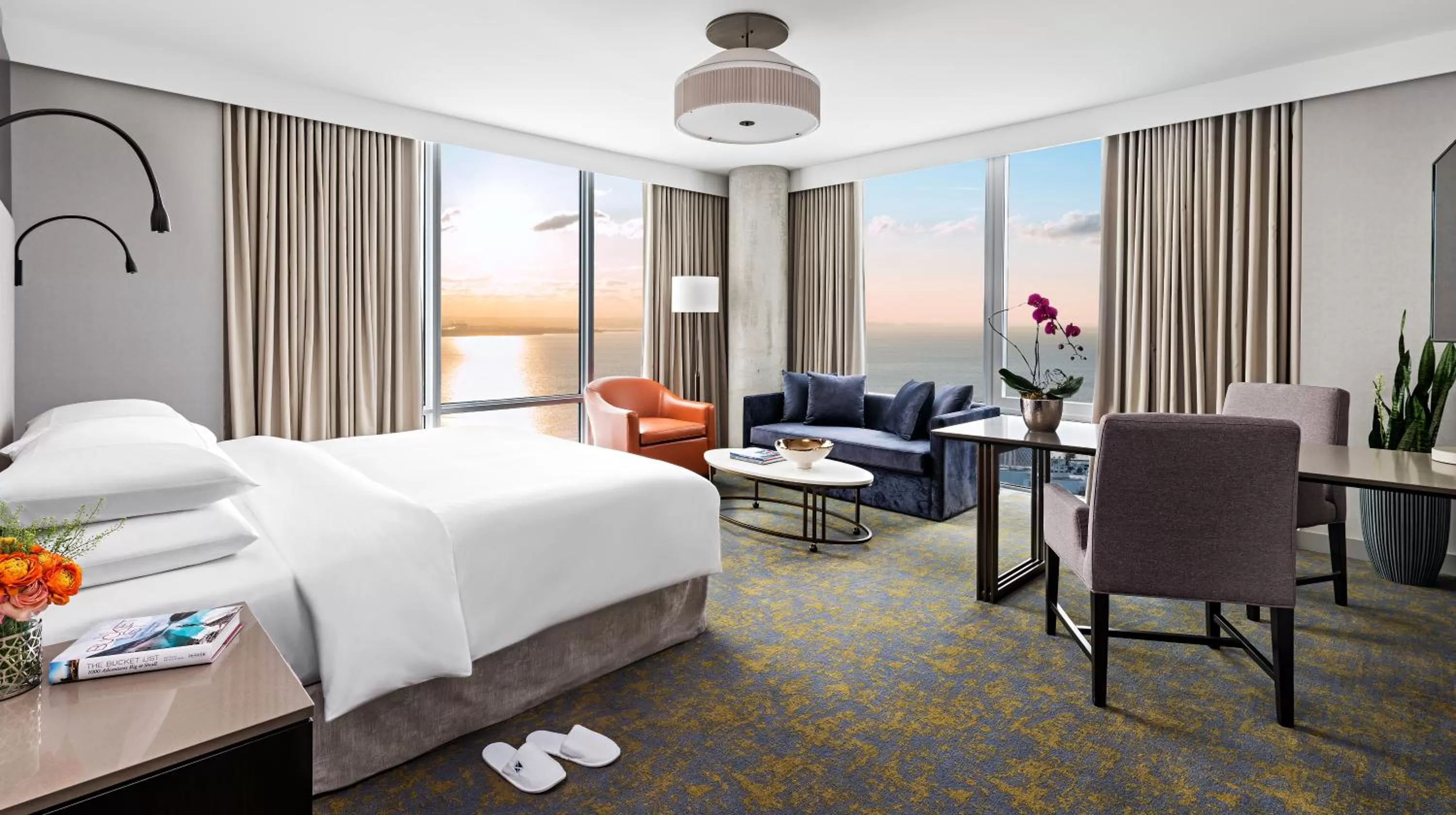 Lake view, Bed in Hotel X Toronto, a Destination by Hyatt Hotel