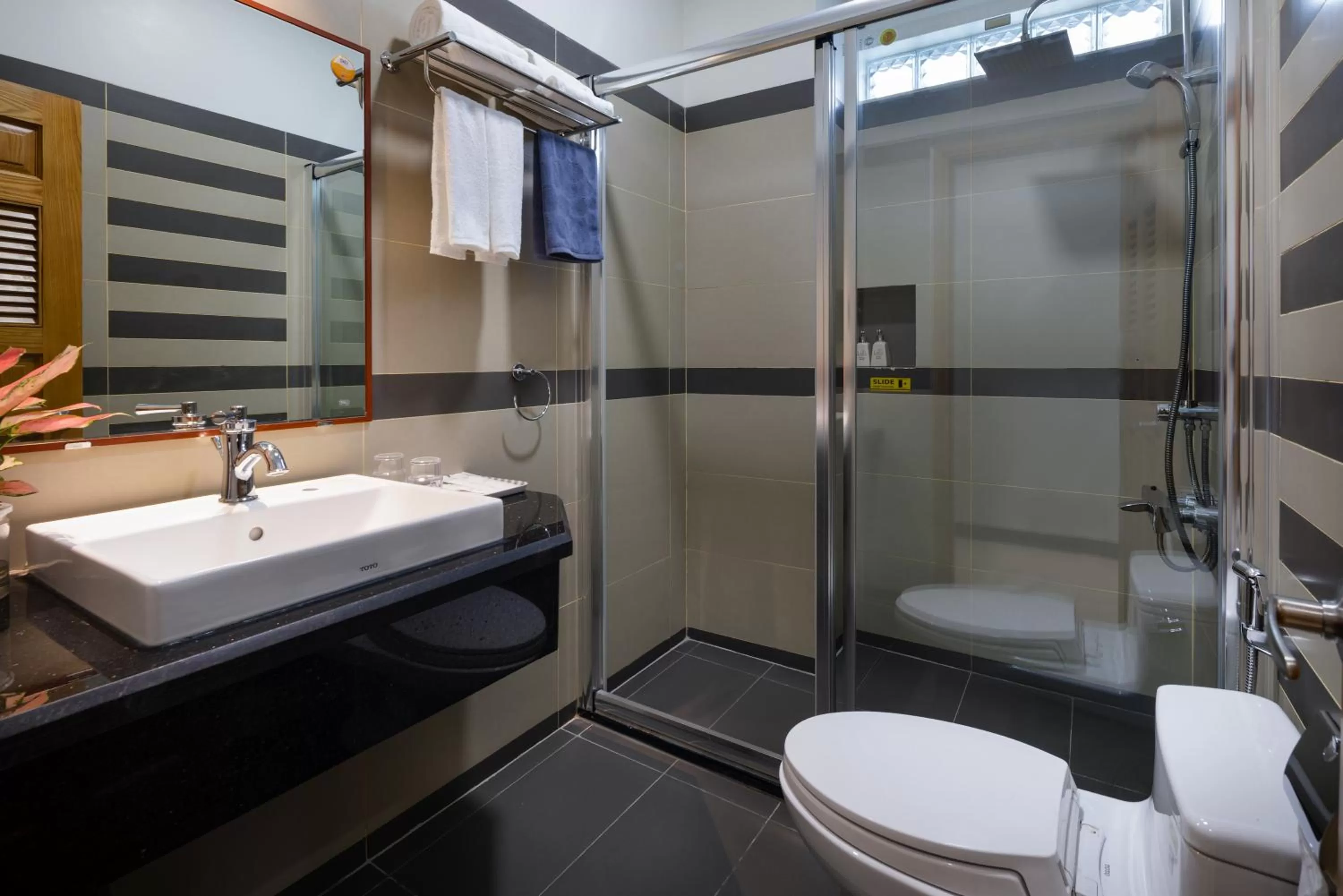 LARA HOTEL LONG XUYÊN