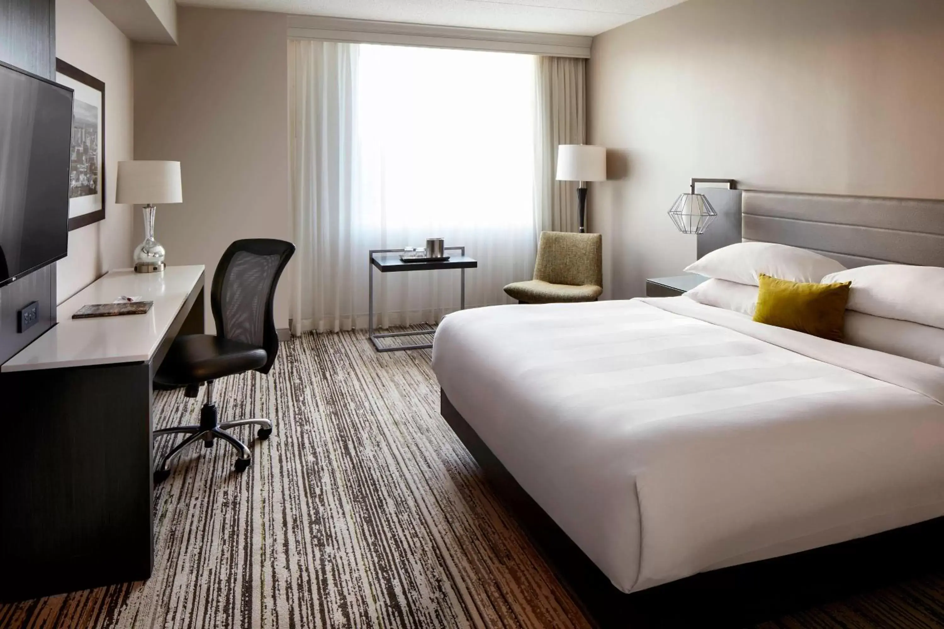 Photo of the whole room, Bed in Marriott Birmingham Grandview
