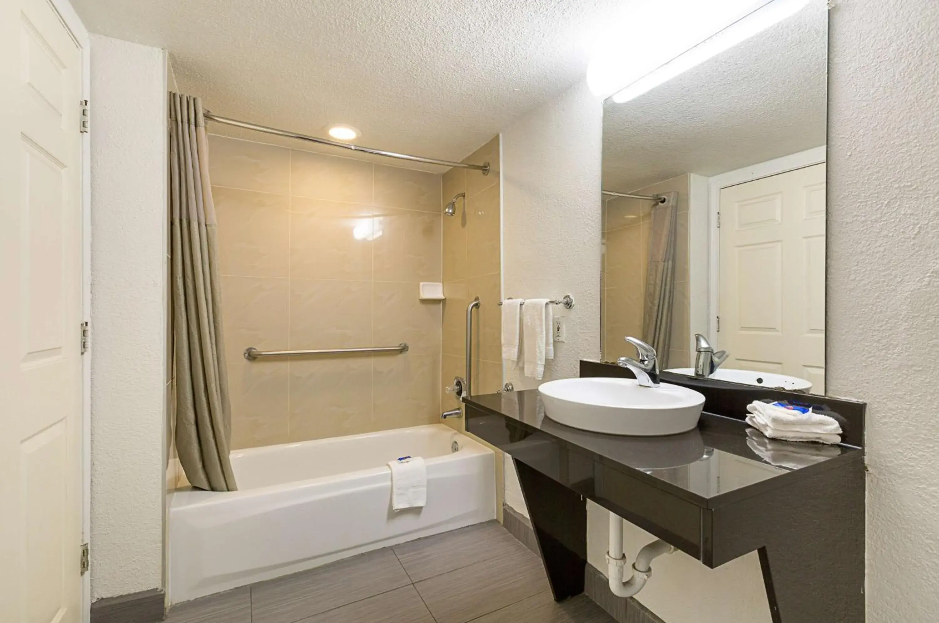 Shower, Bathroom in Motel 6-Dallas, TX - Market Center