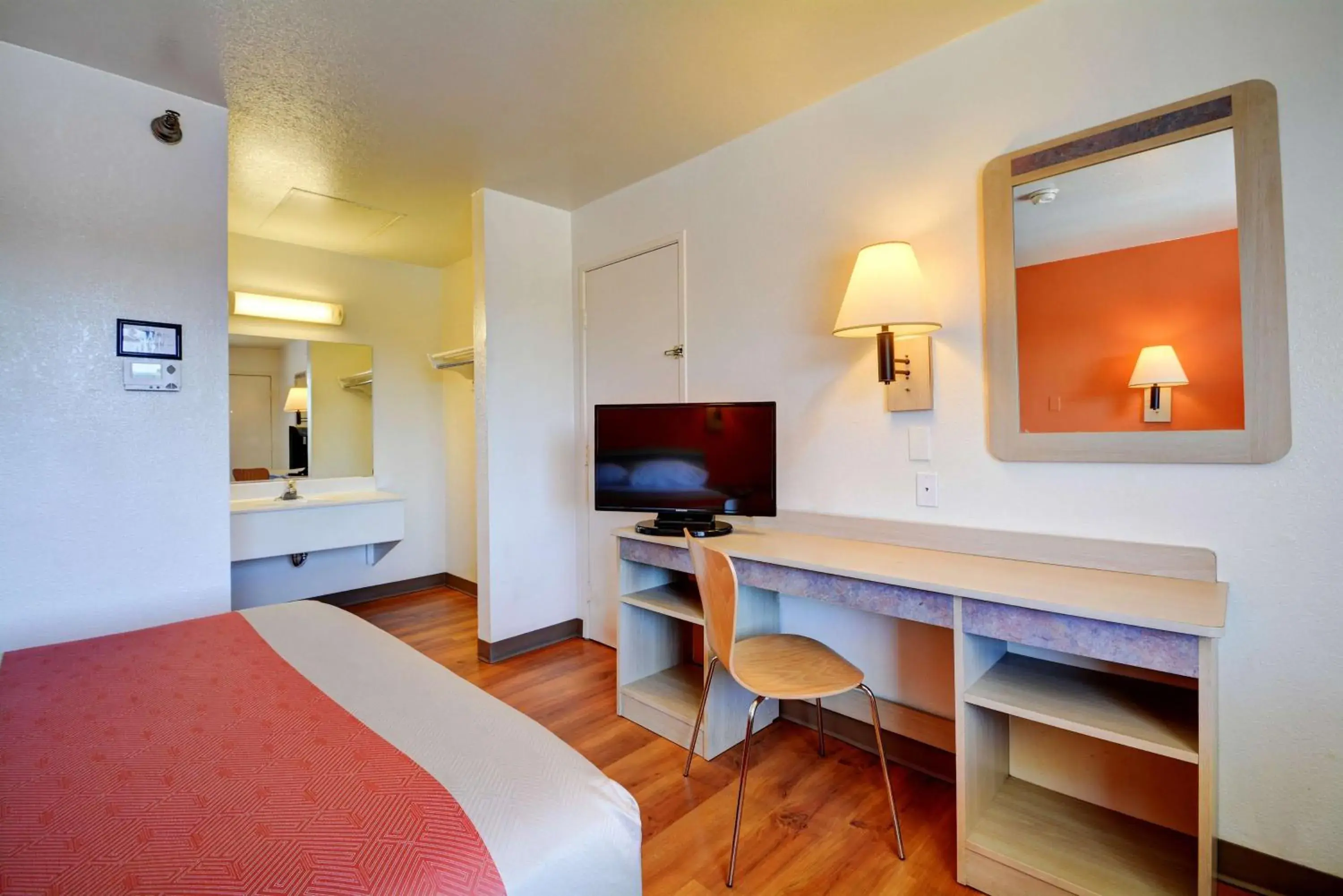 Photo of the whole room, Bed in Motel 6-Windsor Locks, CT - Hartford Photo of the whole room, Bed in Motel 6-Windsor Locks, CT - Hartford