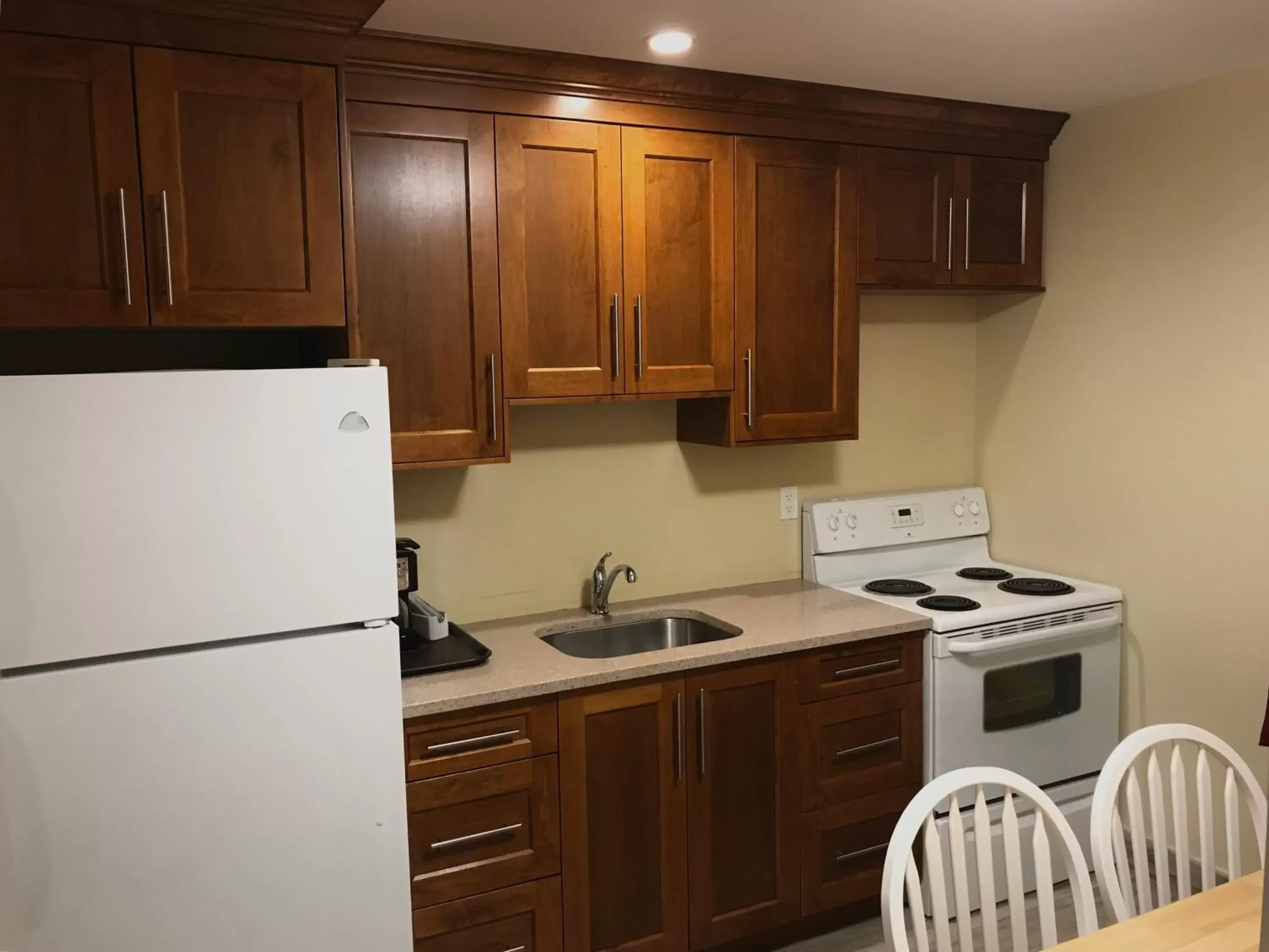 Kitchen/Kitchenette in Sahara Suites