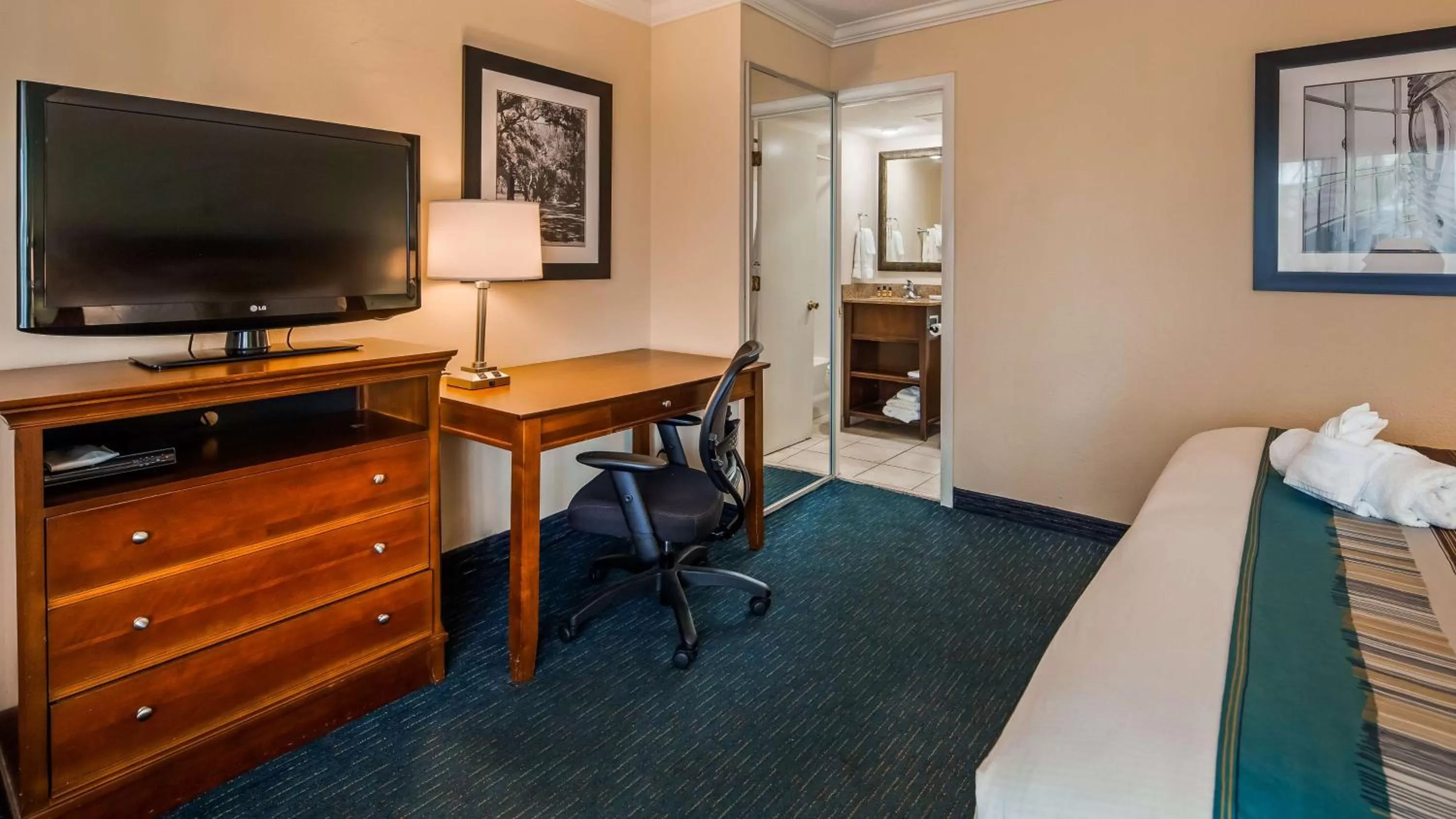 Photo of the whole room, Bed in The Sandbar Hotel, Trademark Collection by Wyndham