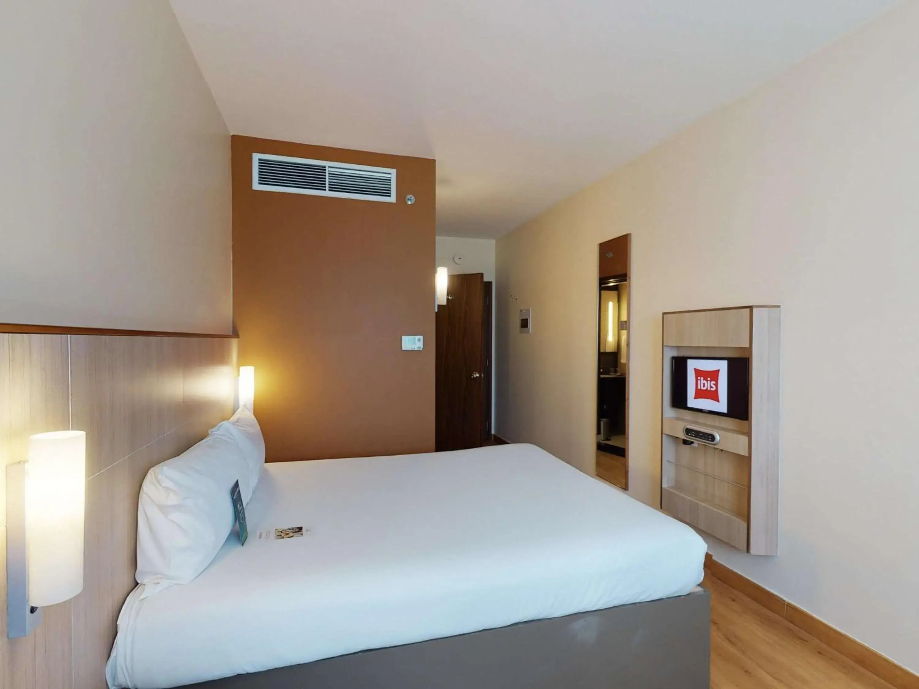 Photo of the whole room, Bed in Ibis Al Barsha