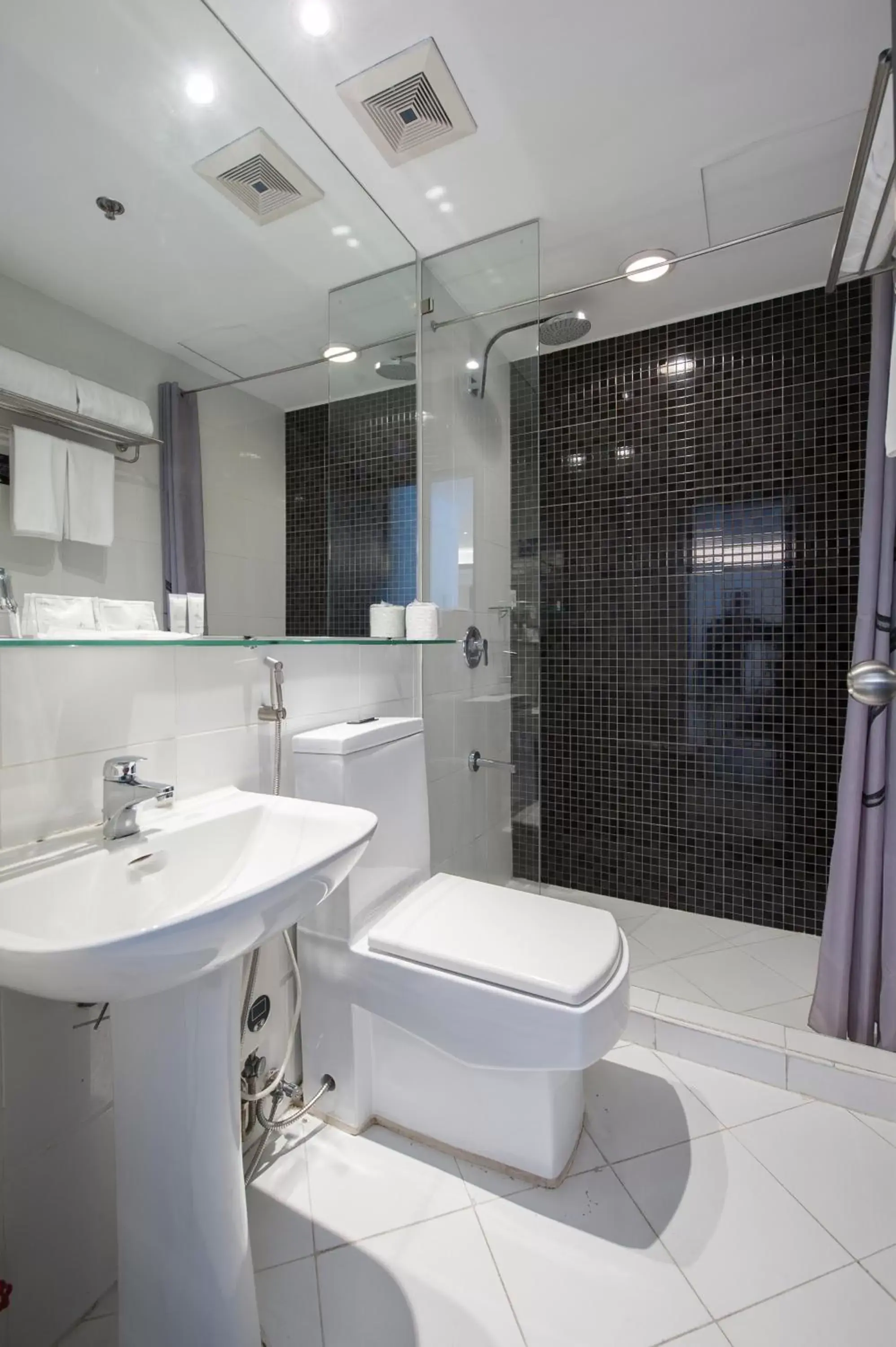 Bathroom in Y2 Residence Hotel Managed by HII