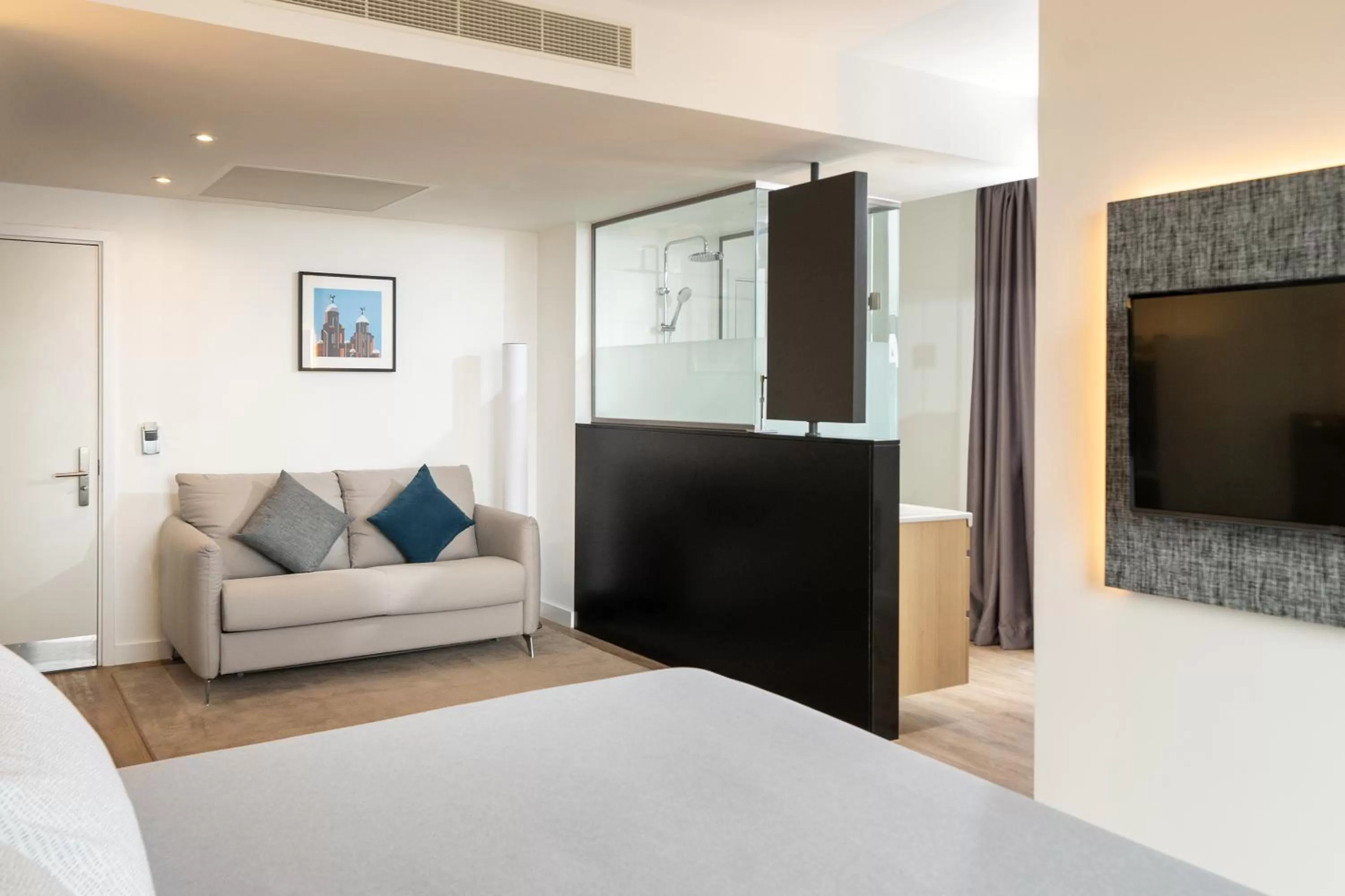 Seating area, Bed in INNSiDE by Meliá Liverpool