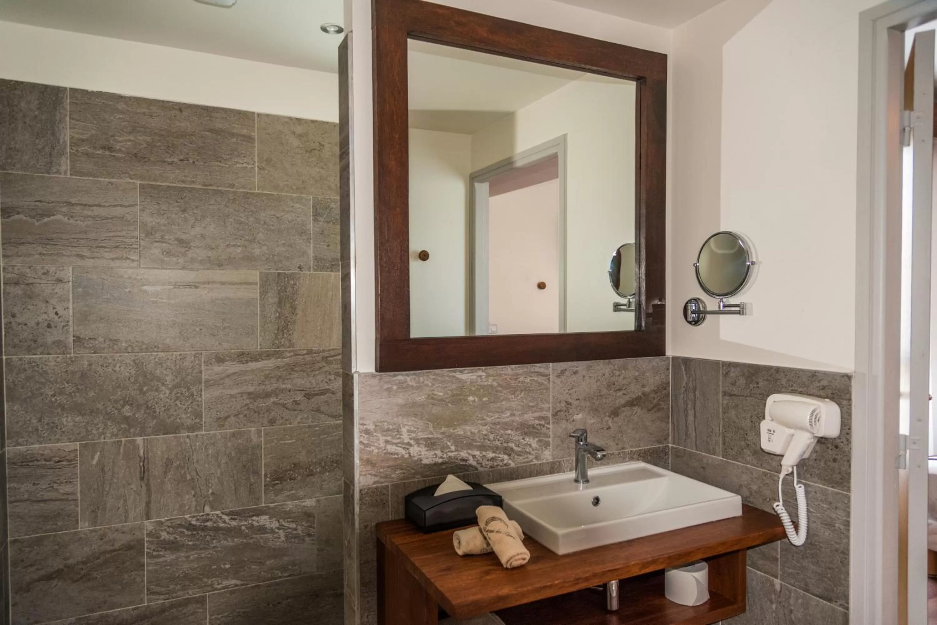 Shower in Le Battant Des Lames