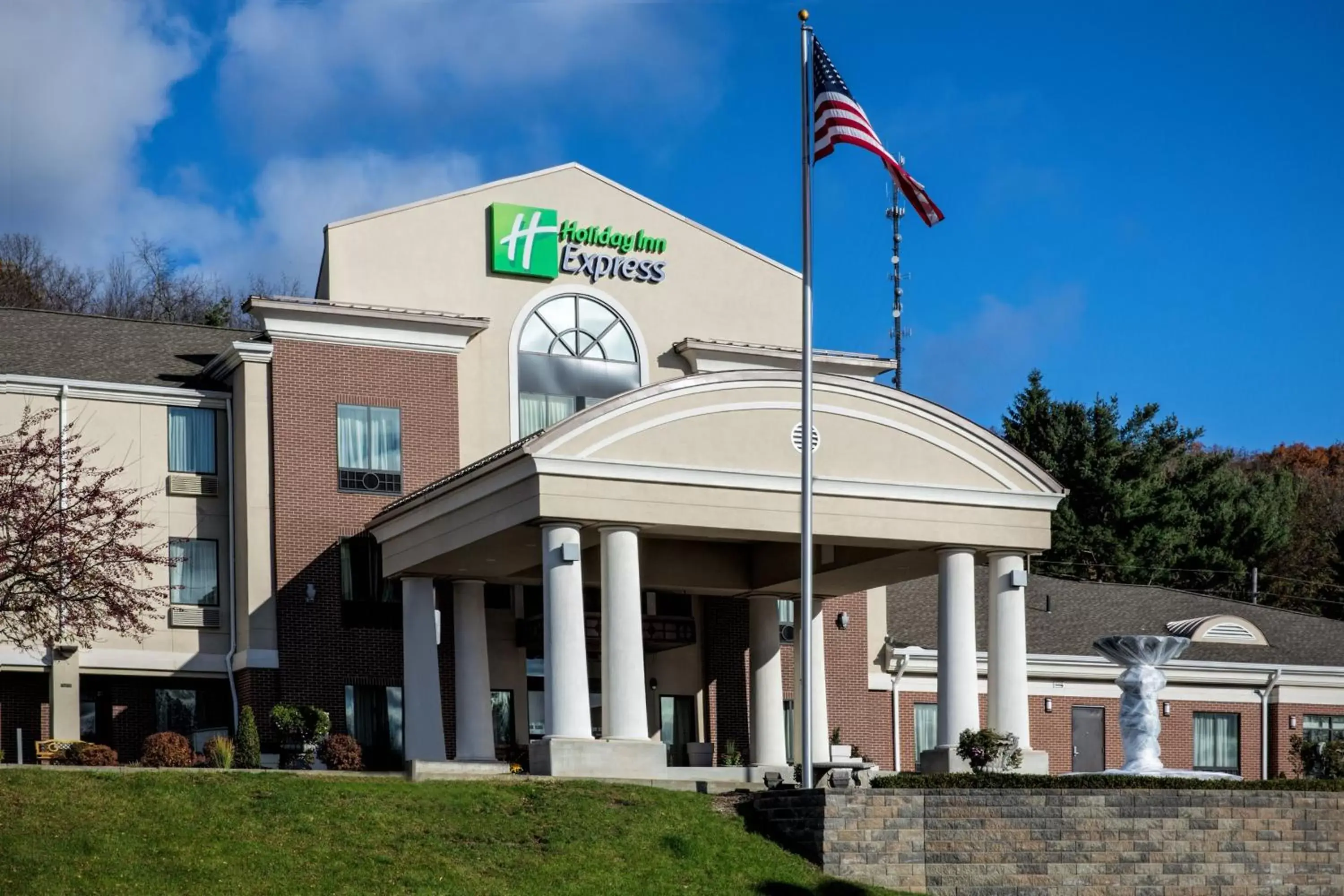 Property building in Holiday Inn Express Meadville (I-79 Exit 147a), an IHG Hotel