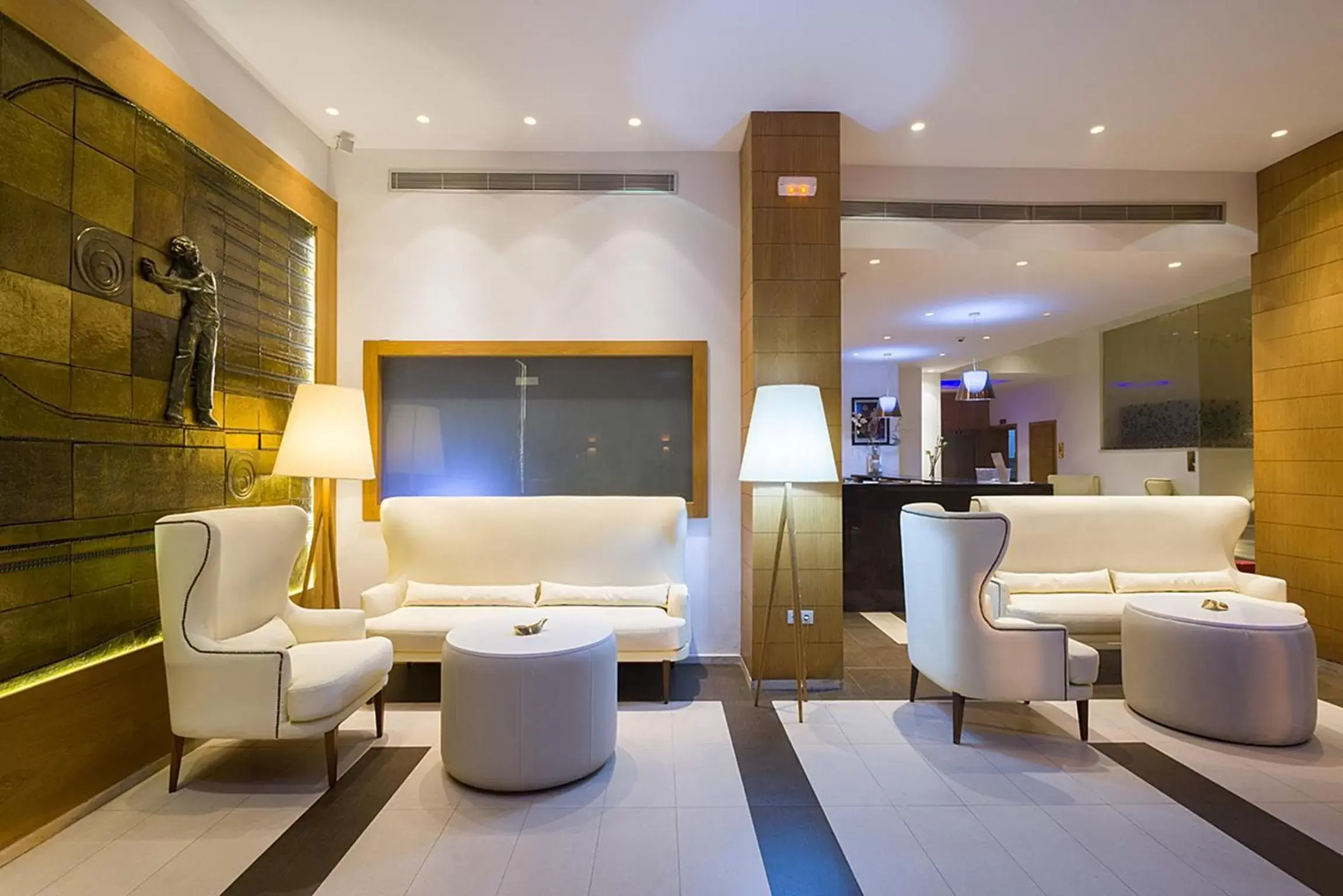 Communal lounge/ TV room, Bathroom in Golf Royal Hotel
