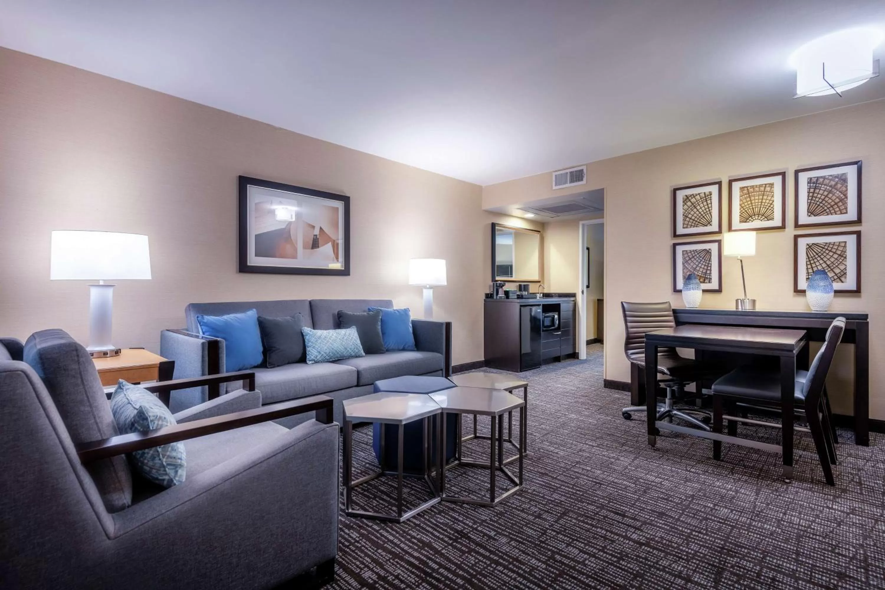Living room in Embassy Suites Los Angeles - International Airport/North