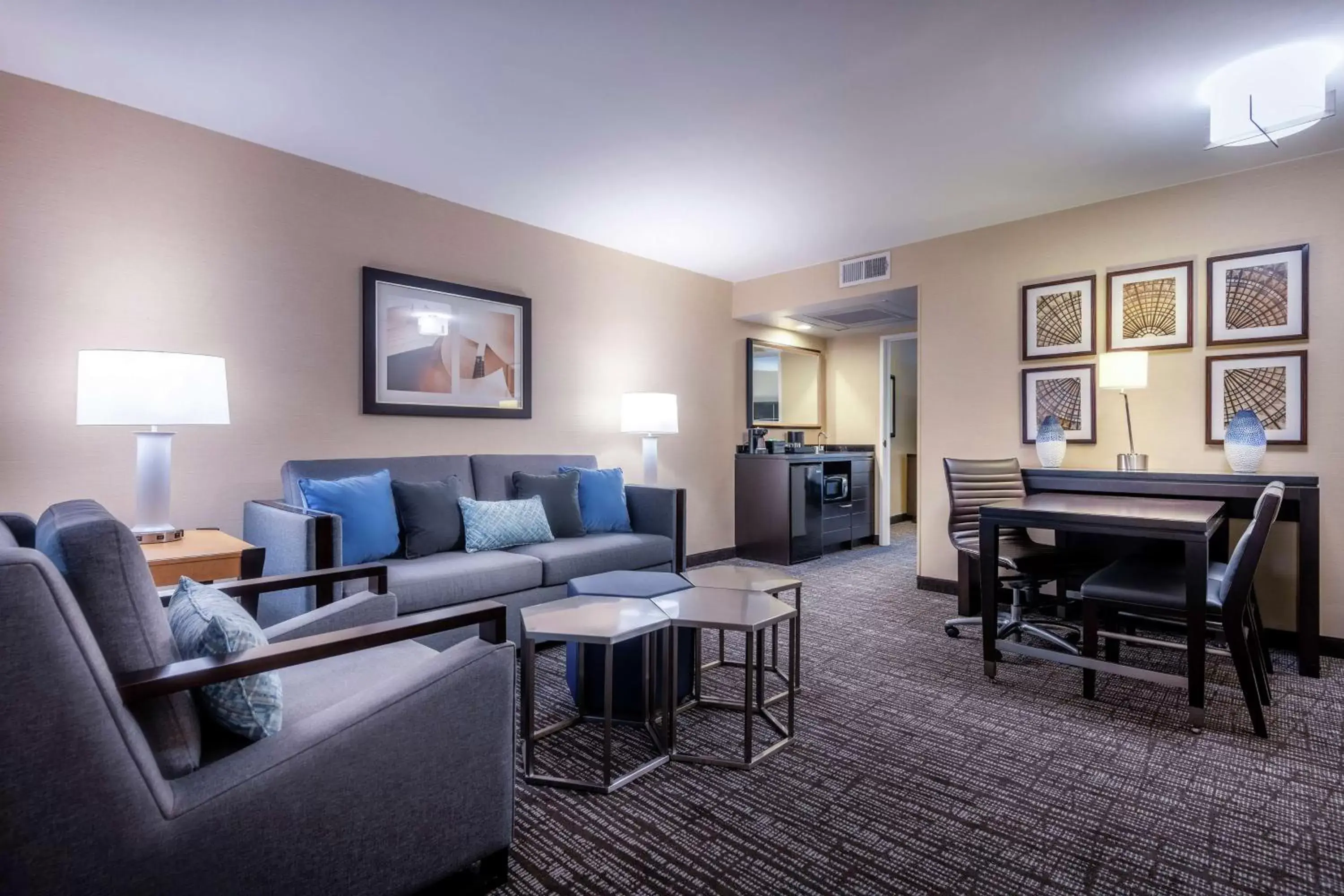 Living room, Seating Area in Embassy Suites Los Angeles - International Airport/North