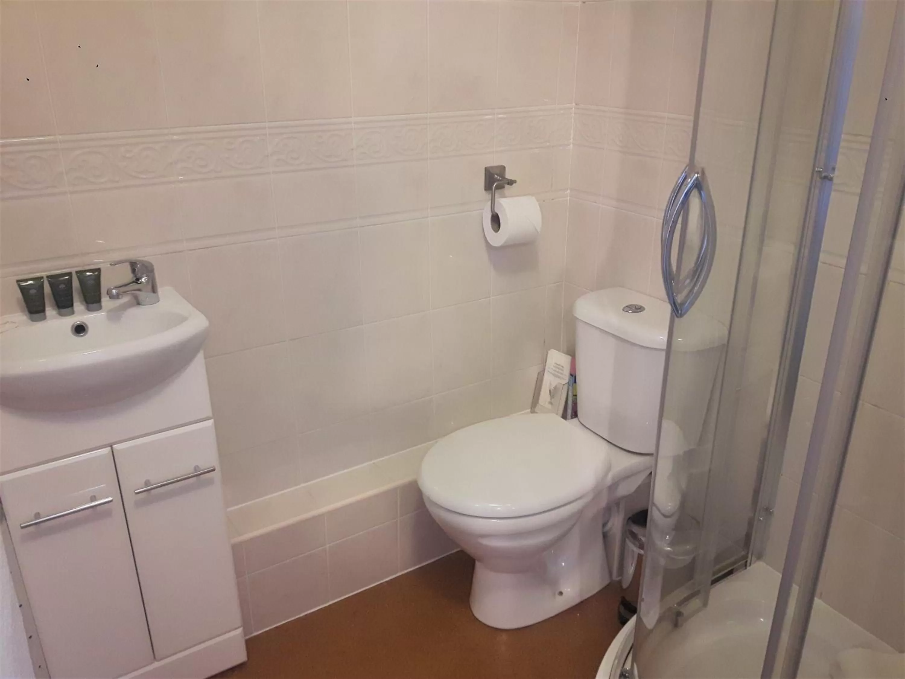 Shower, Bathroom in Lancaster Townhouse