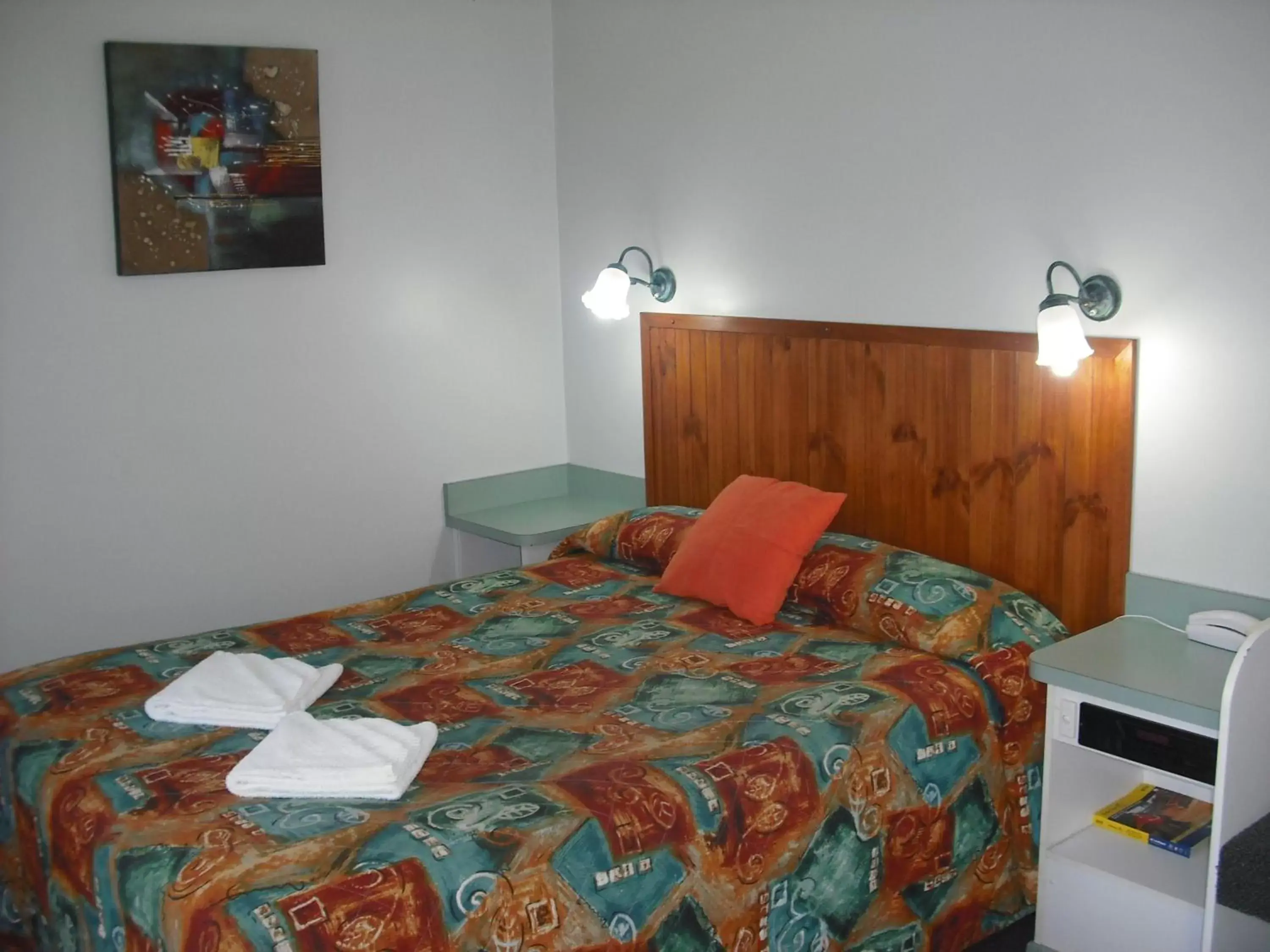 Photo of the whole room, Bed in Alluna Motel