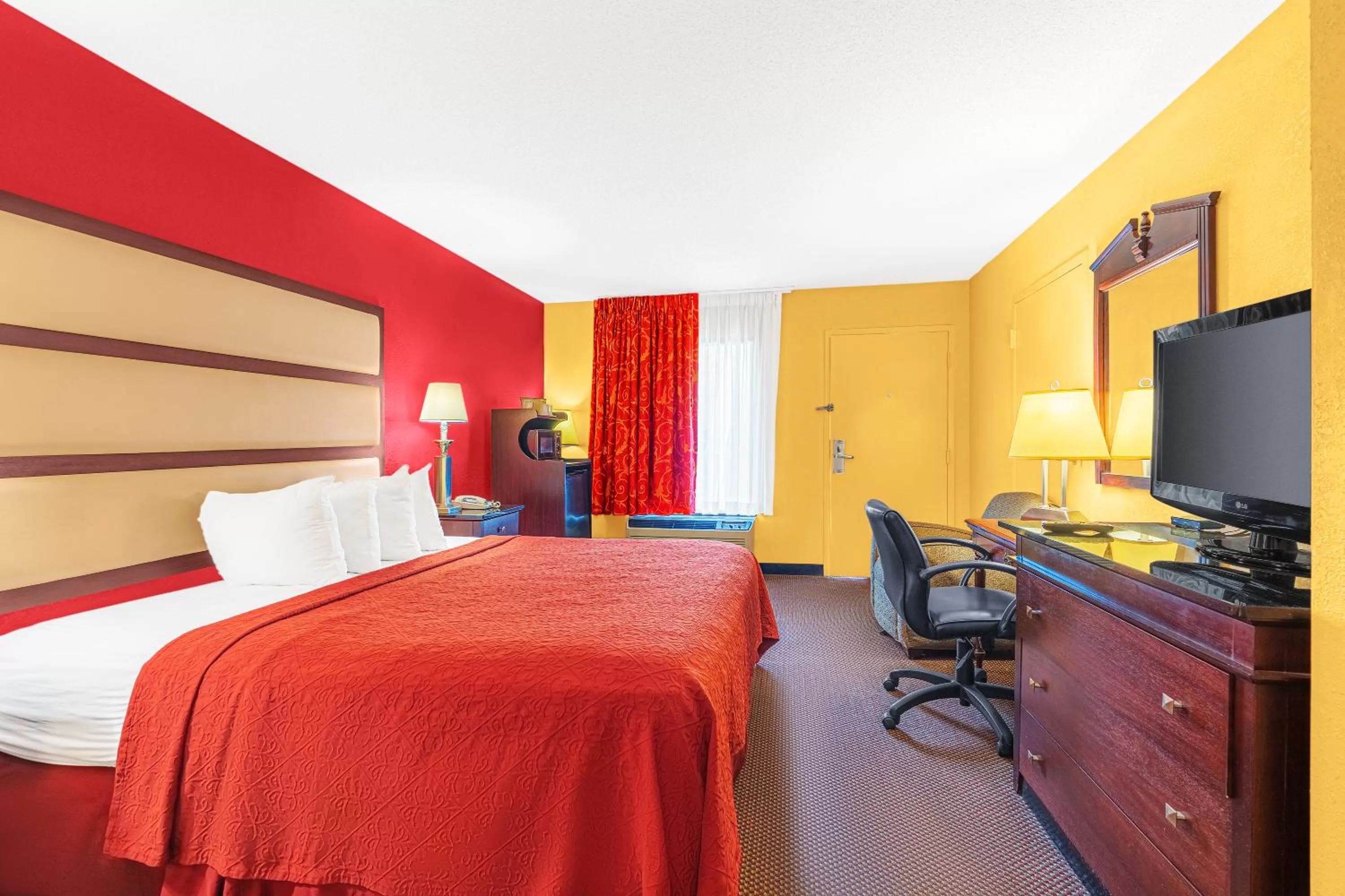 Photo of the whole room, Bed in America's Best Value Inn-Milledgeville