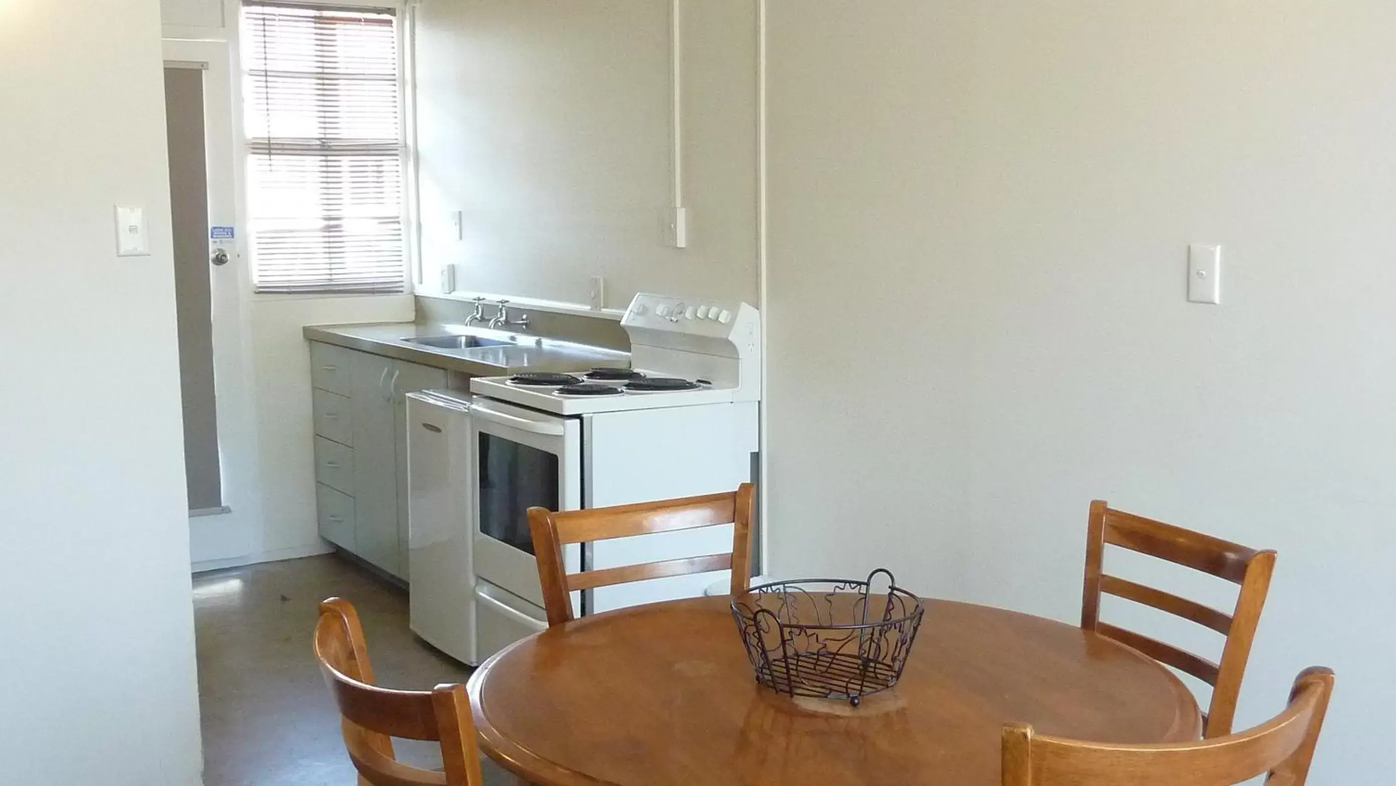 Dining Area in Colonial Inn Motel