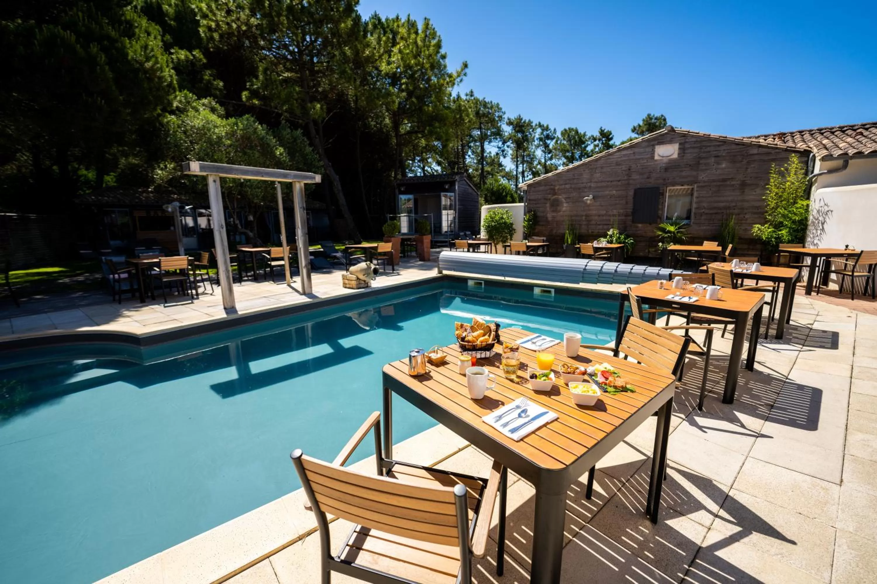 Swimming pool in Elégance Suites Hôtel