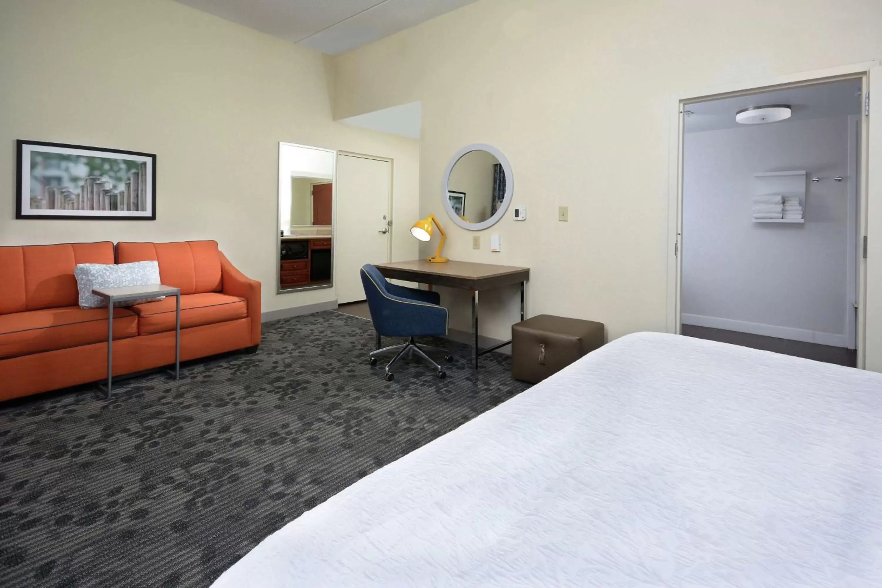 Bedroom, Seating Area in Hampton Inn & Suites Clinton