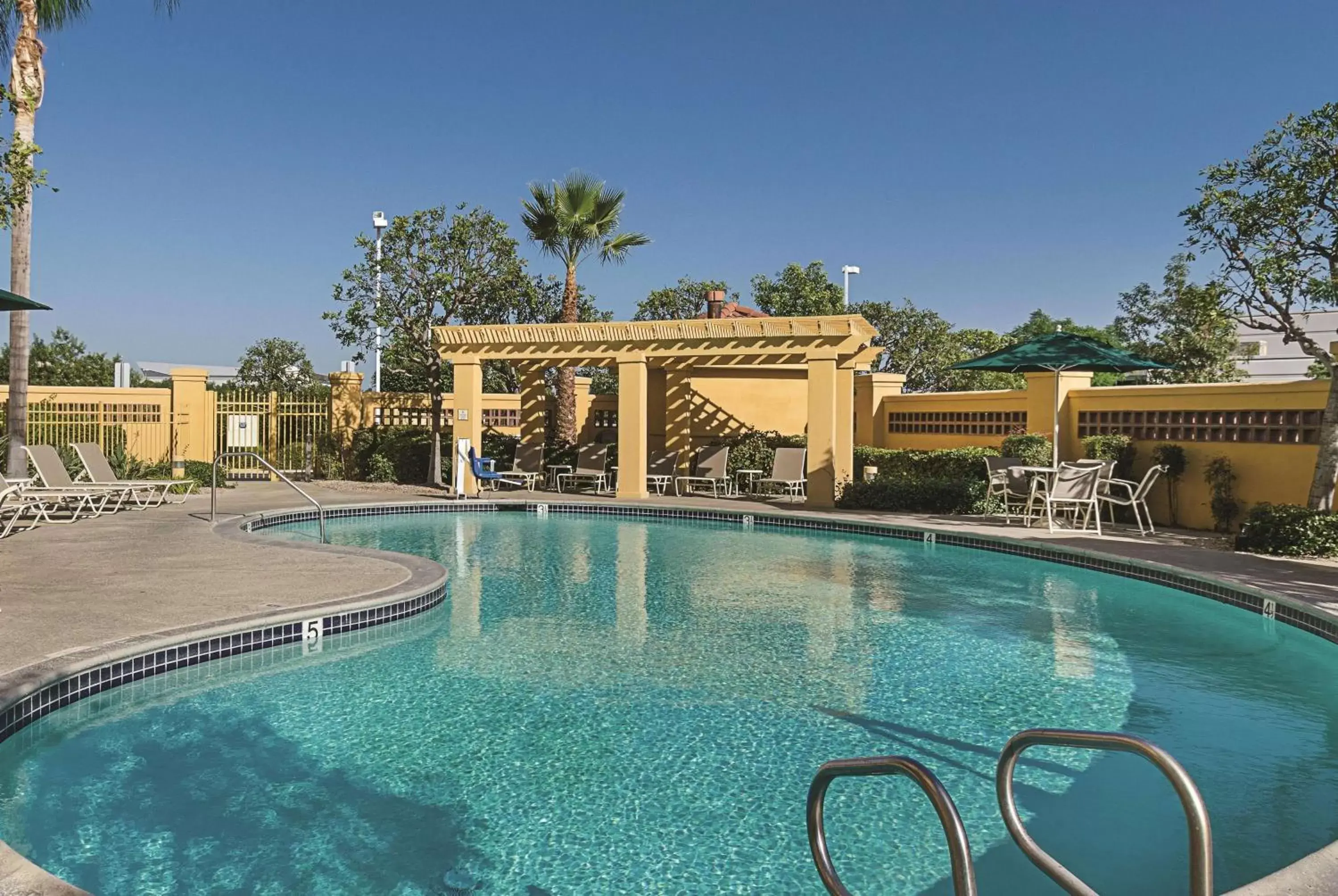 Pool view, Swimming Pool in La Quinta by Wyndham Ontario Airport