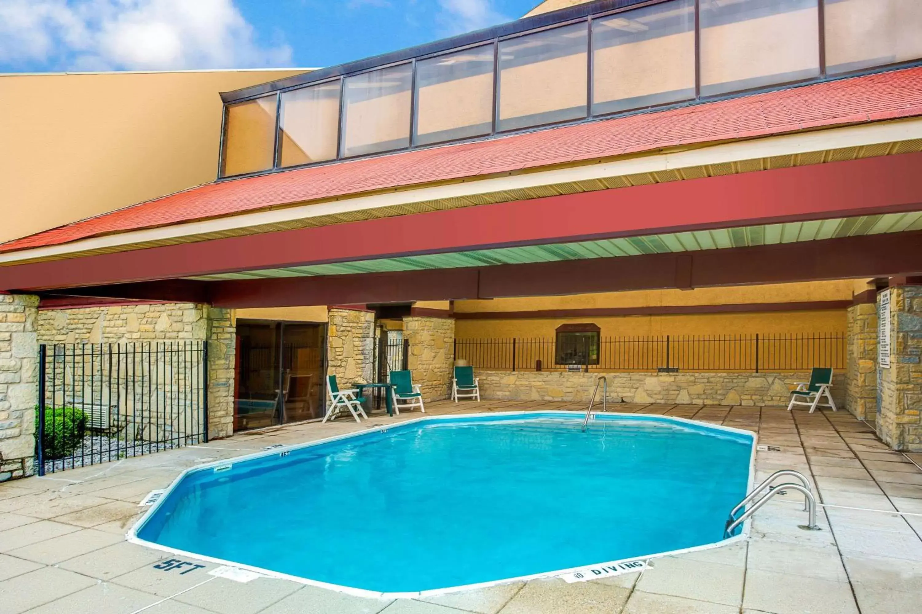 On site, Swimming Pool in Super 8 by Wyndham Fort Mitchell Cincinnati Area