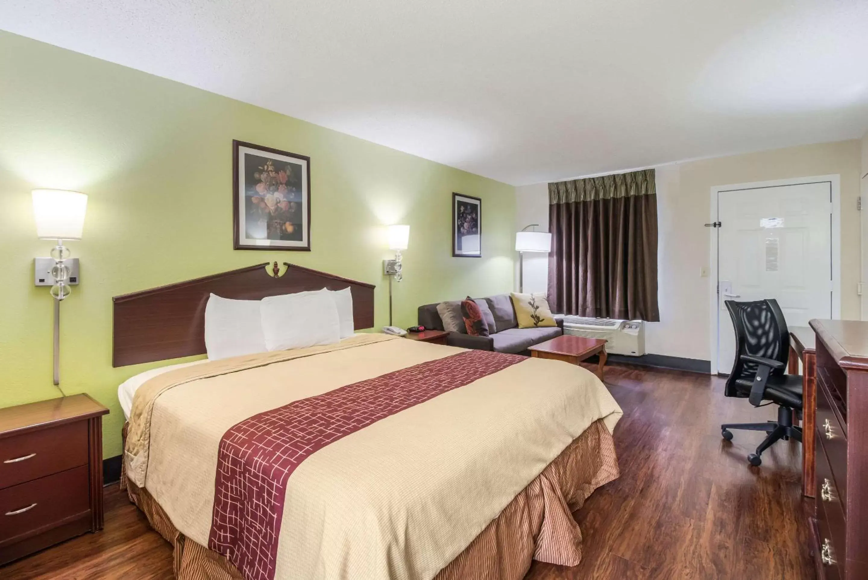 Photo of the whole room, Bed in Rodeway Inn Bolivar Photo of the whole room, Bed in Rodeway Inn Bolivar