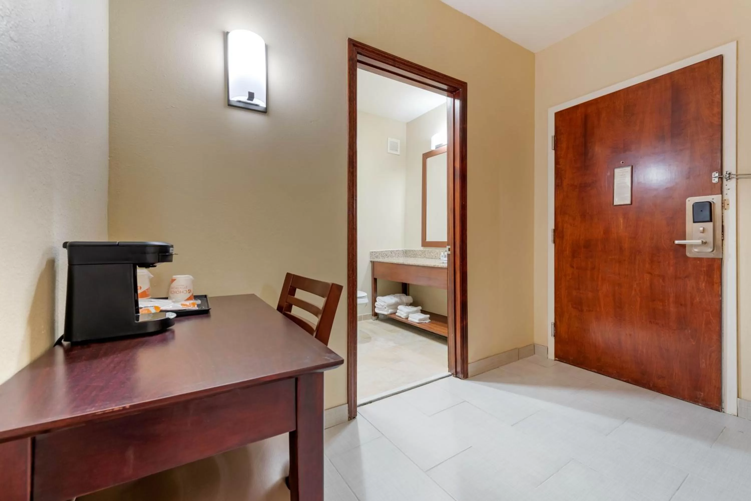 Coffee/tea facilities, Bed in Comfort Inn & Suites