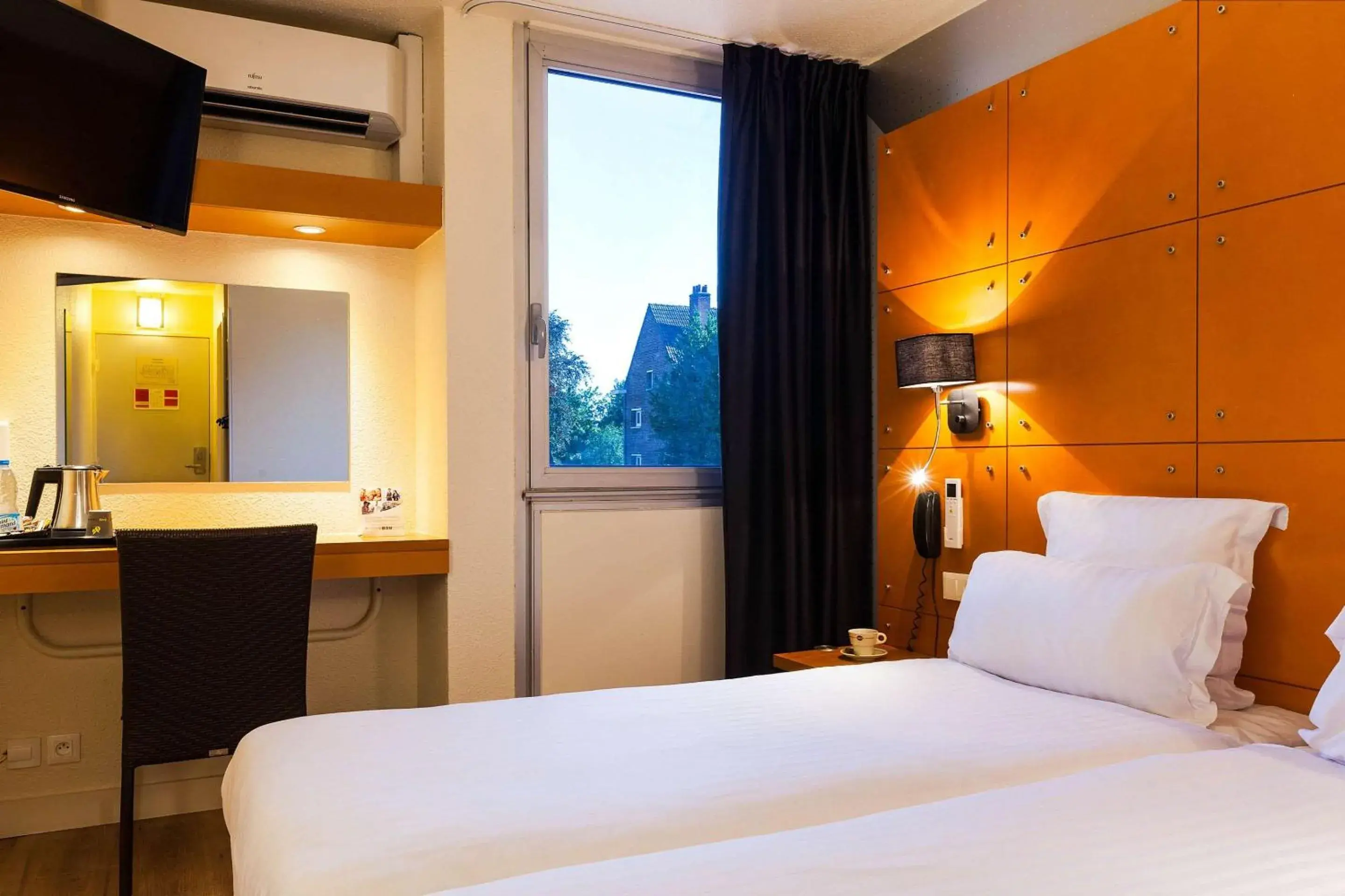 Photo of the whole room, Bed in Comfort Hotel Lille L'Union Photo of the whole room, Bed in Comfort Hotel Lille L'Union