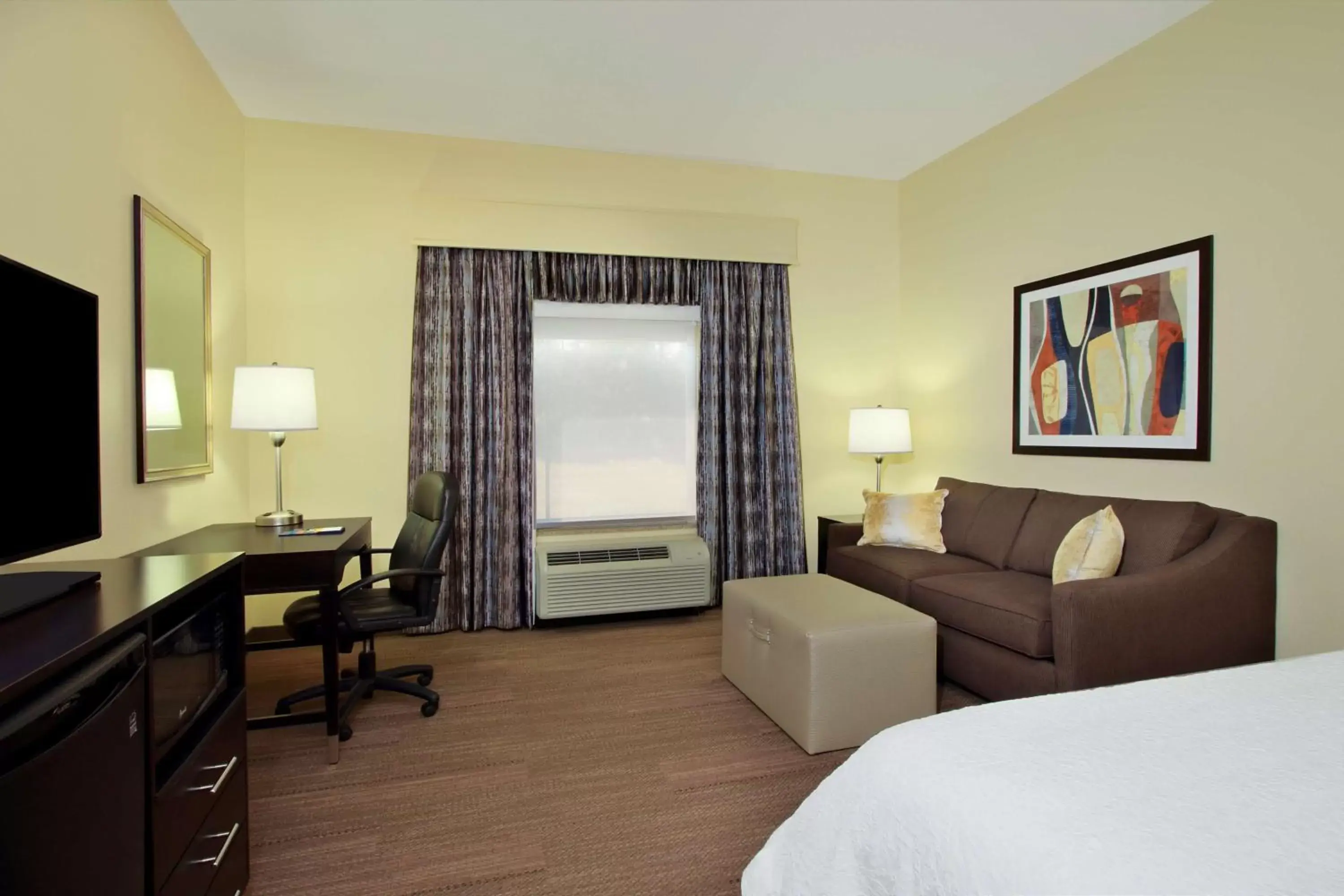 Bedroom, Seating Area in Hampton Inn Winfield