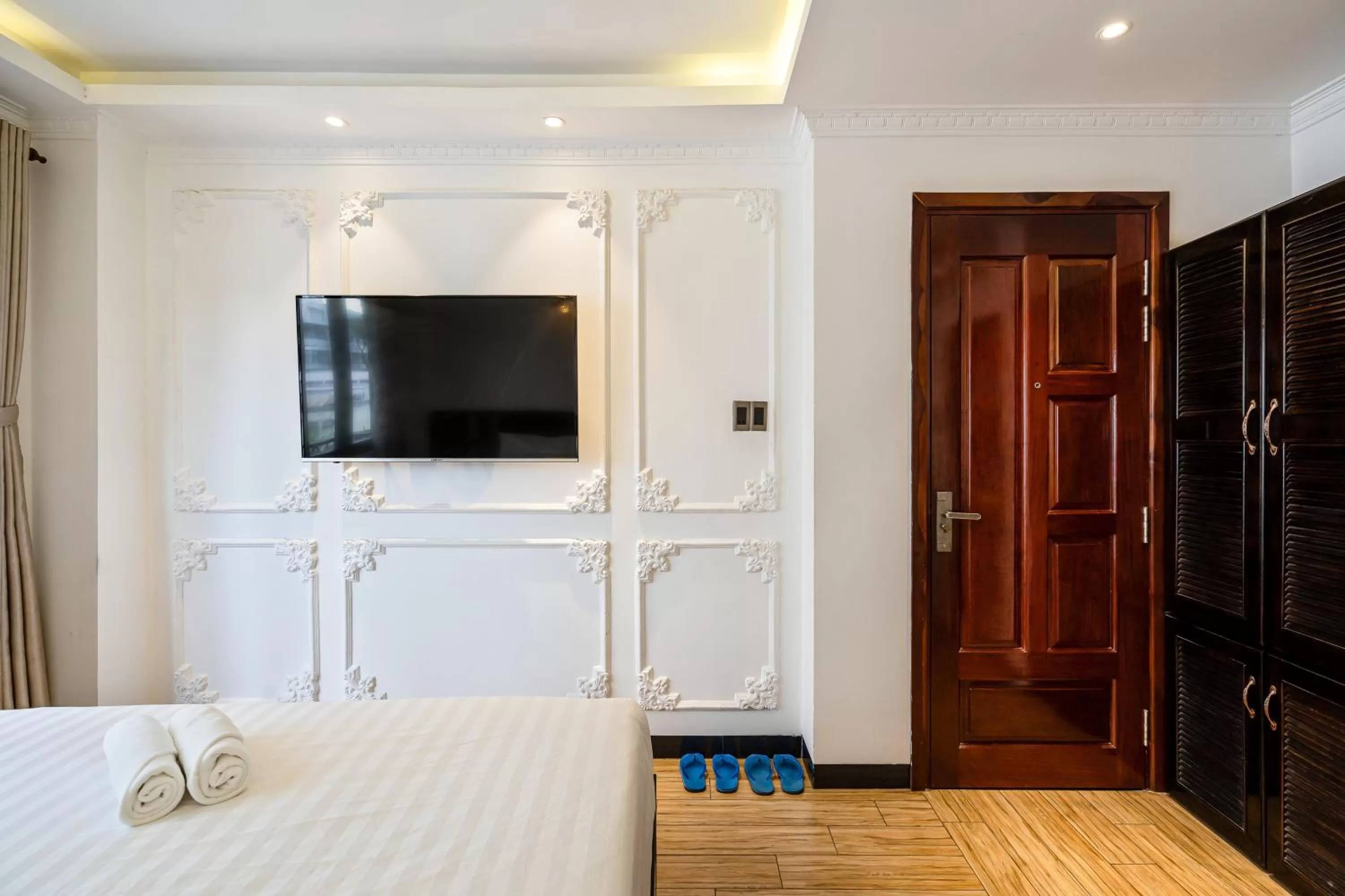 TV and multimedia, Bed in Lotus Laverne Hotel