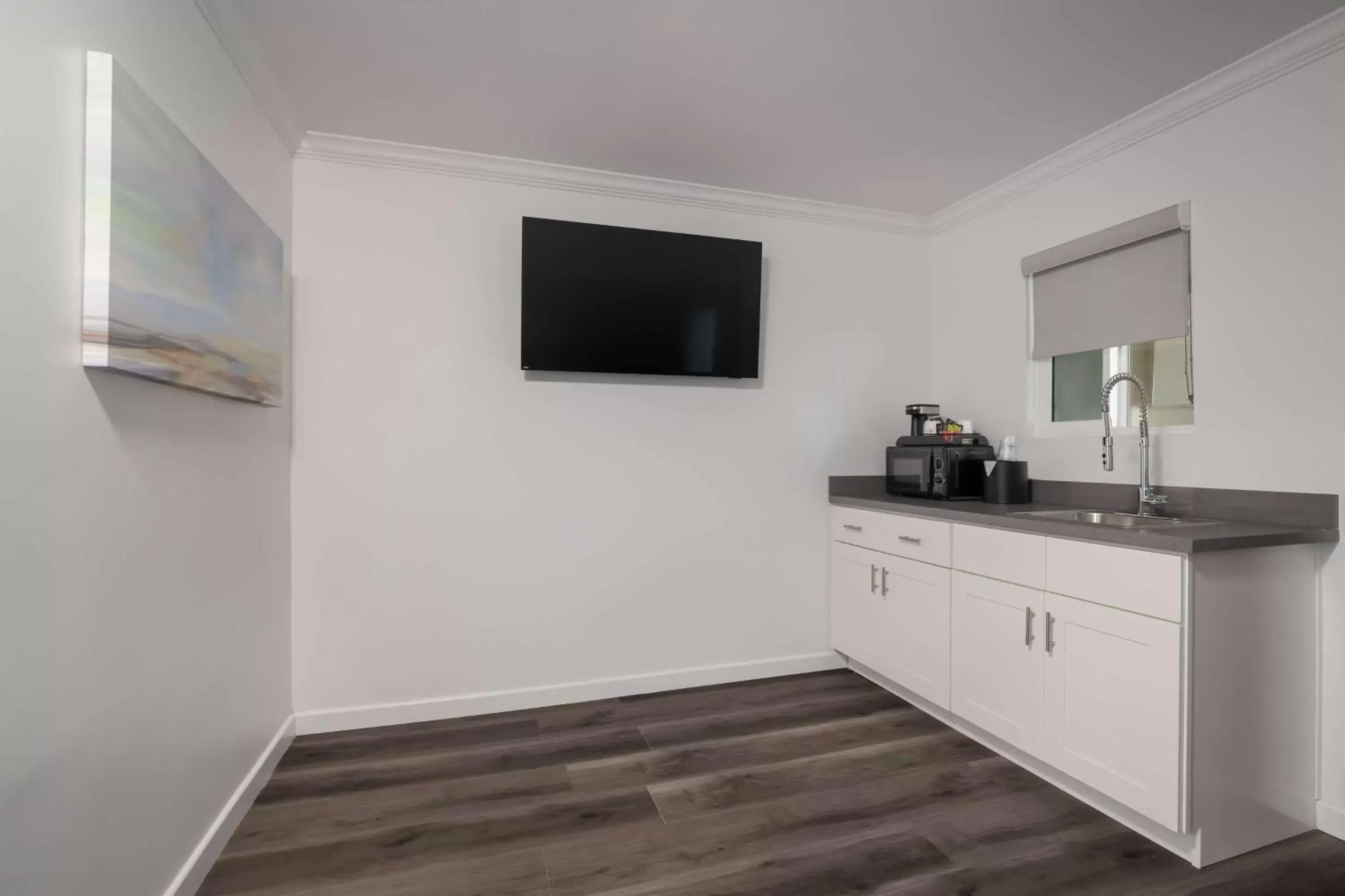 Bedroom, TV/Entertainment Center in SureStay Plus Hotel by Best Western Upland - Ontario North