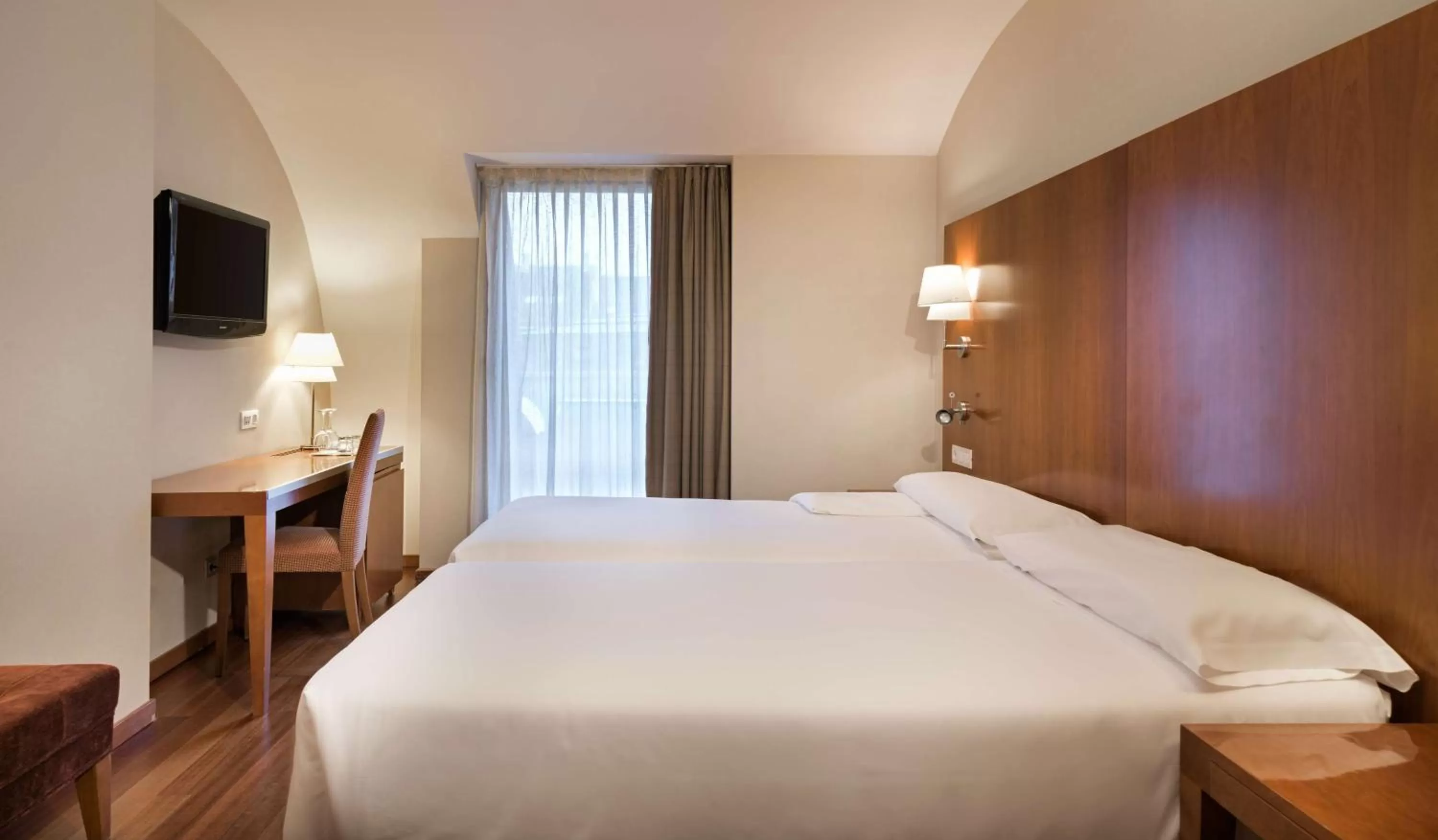 Photo of the whole room, Bed in NH Zamora Palacio del Duero