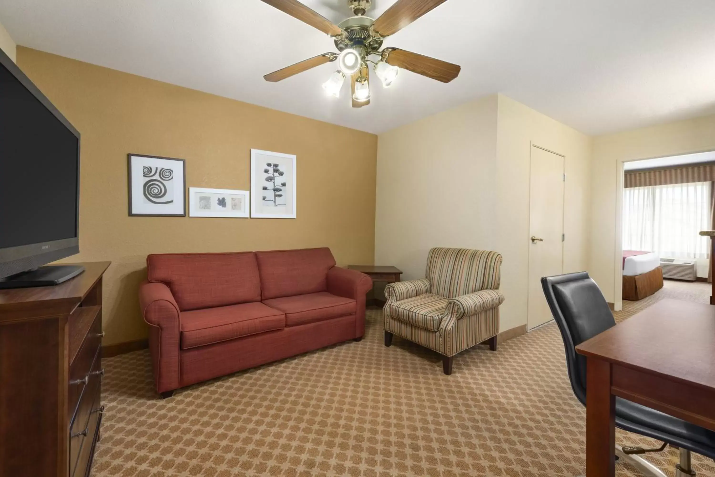 Seating Area in Country Inn & Suites by Radisson, Topeka West, KS