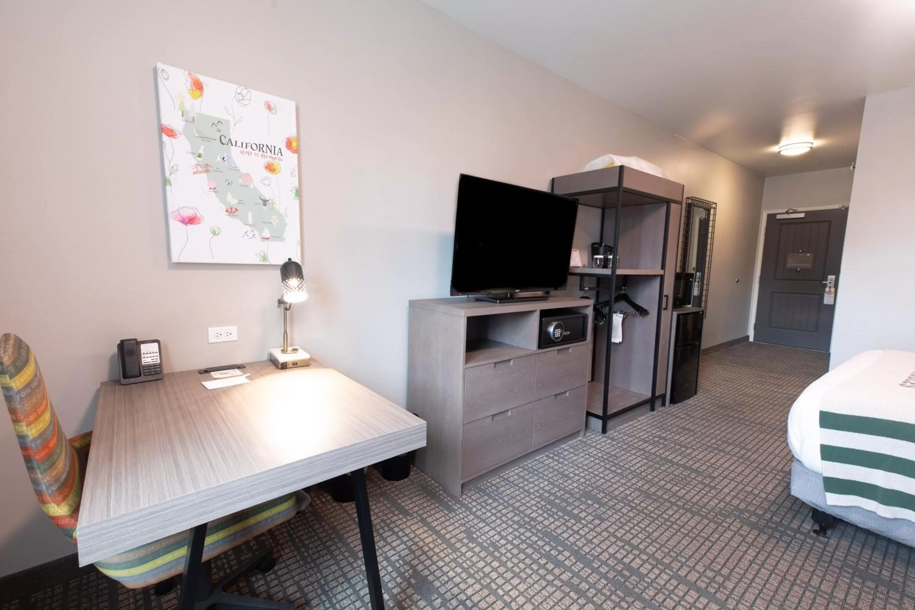 Bed in Oxford Suites Paso Robles