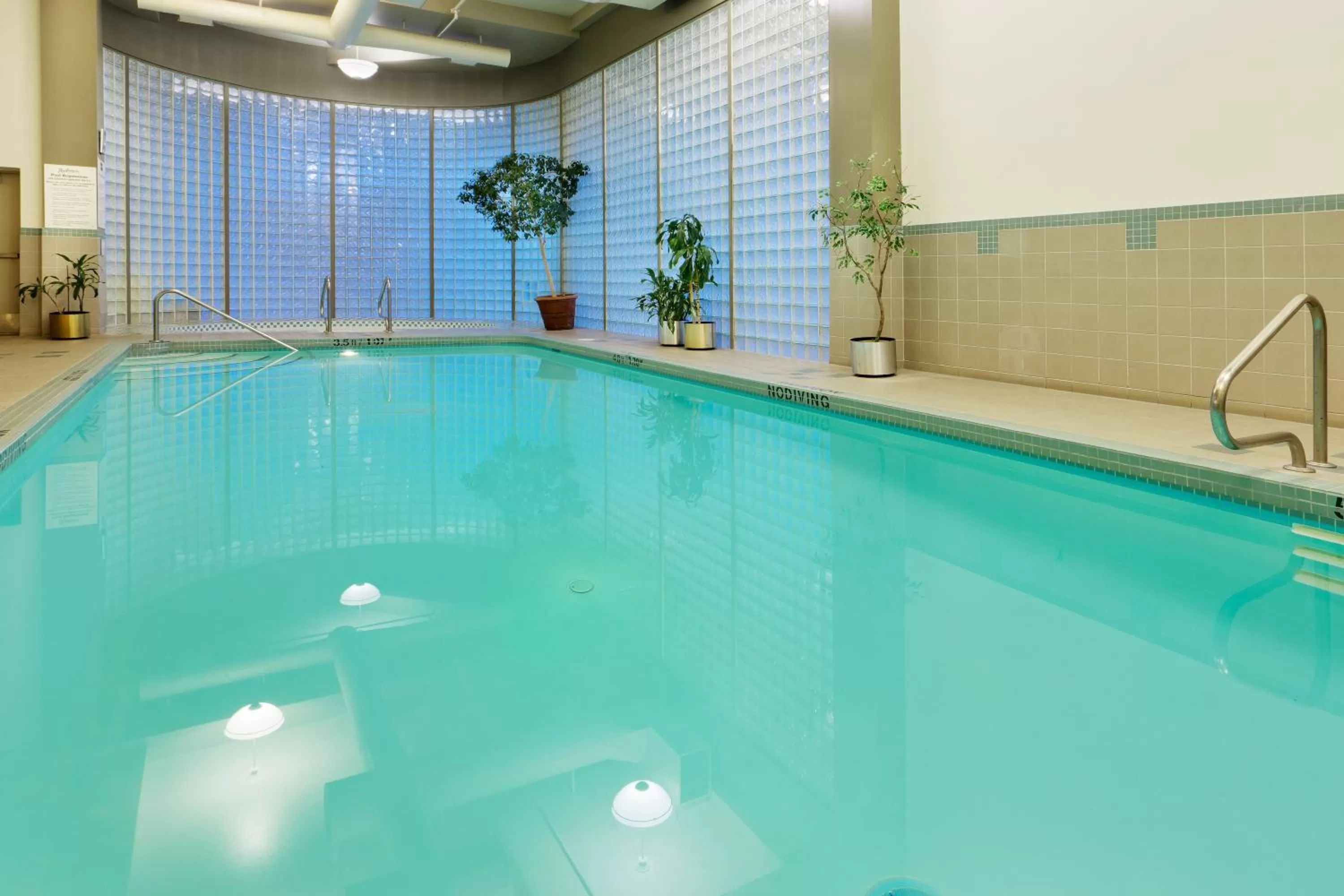 Swimming pool in Radisson Hotel Vancouver Airport