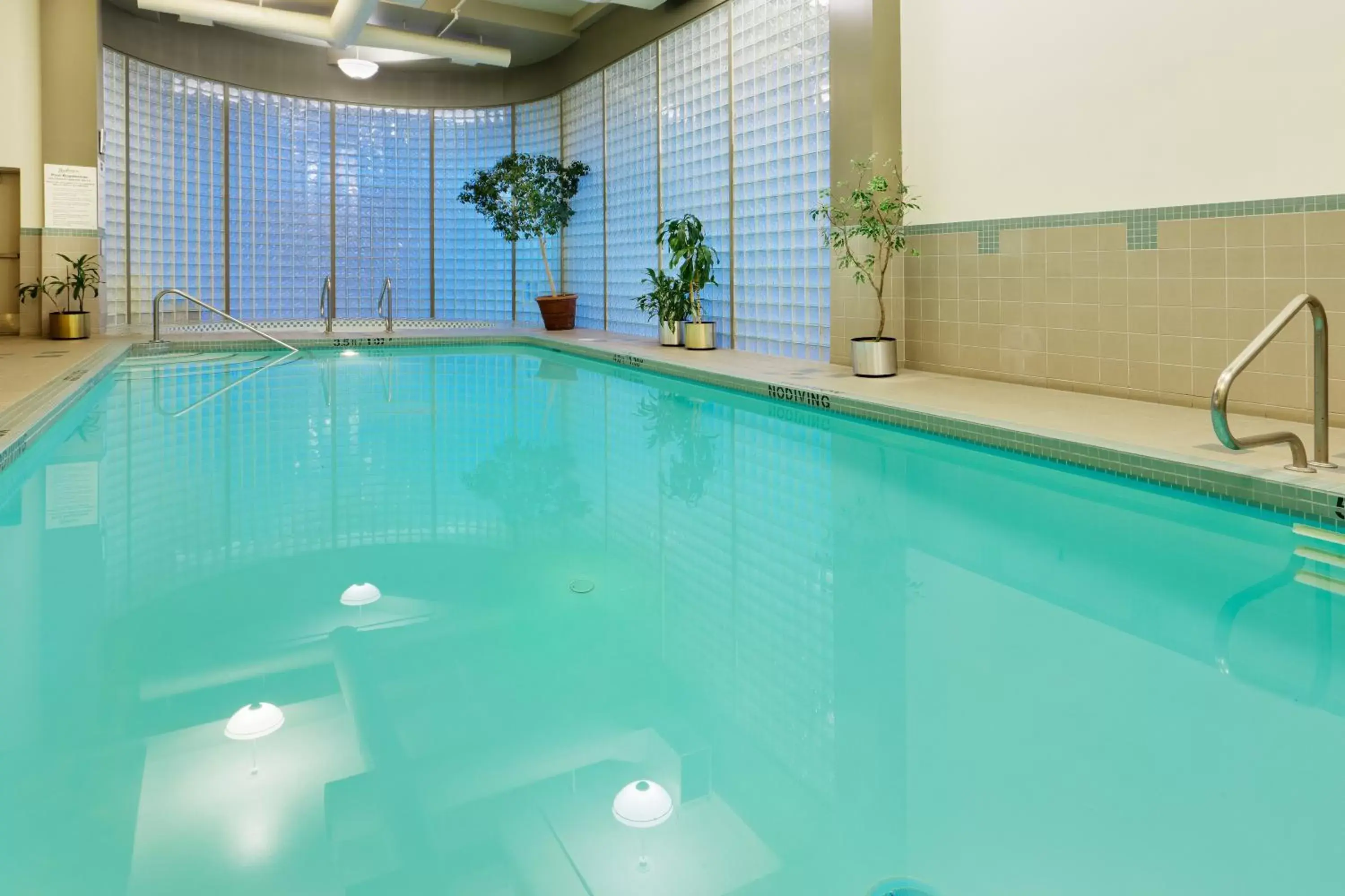 Swimming Pool in Radisson Hotel Vancouver Airport