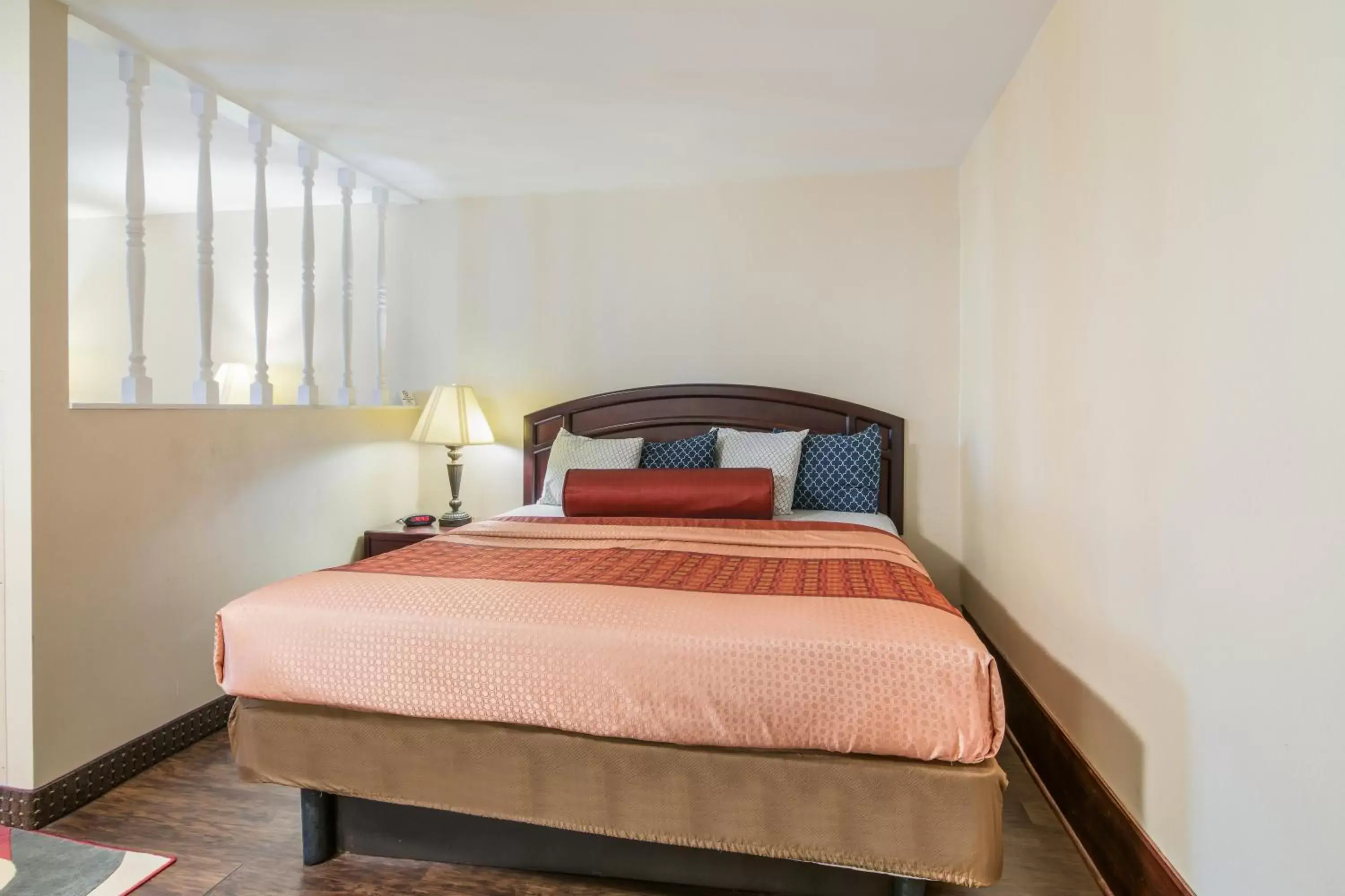 Bed in Rodeway Inn & Suites Weedsport NY