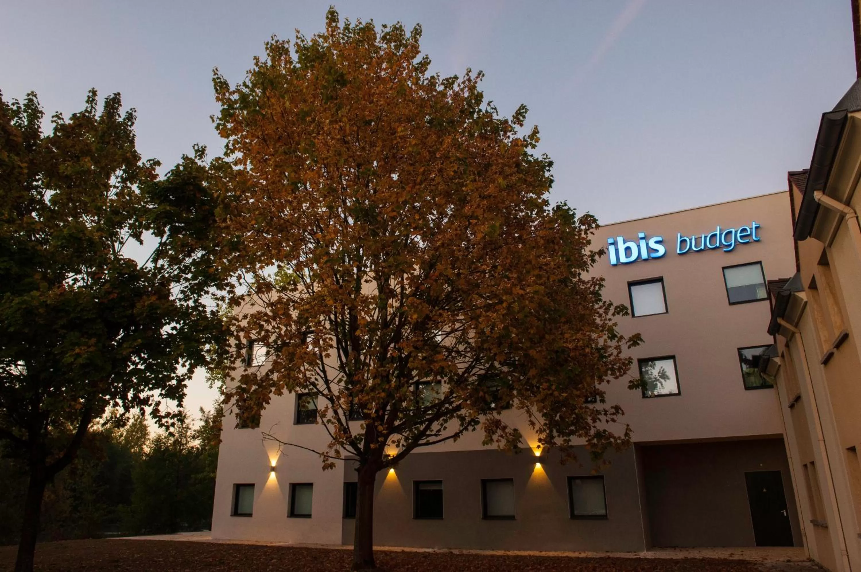 Garden view in Ibis Budget Château-Thierry